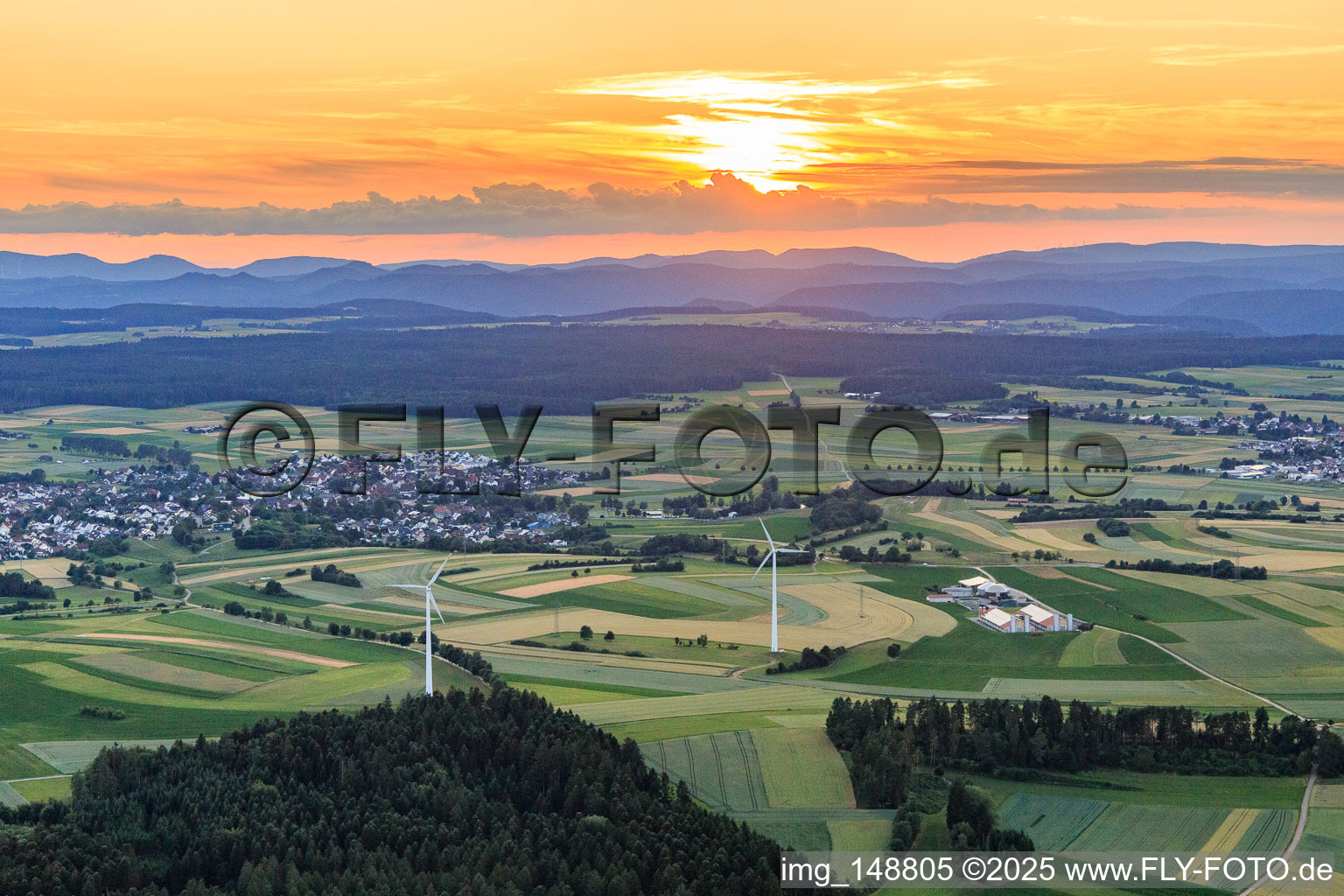 Sonnenuntergang überm Schwarzwald mit Windkraftanlagen im Ortsteil Waldmössingen in Schramberg im Bundesland Baden-Württemberg, Deutschland