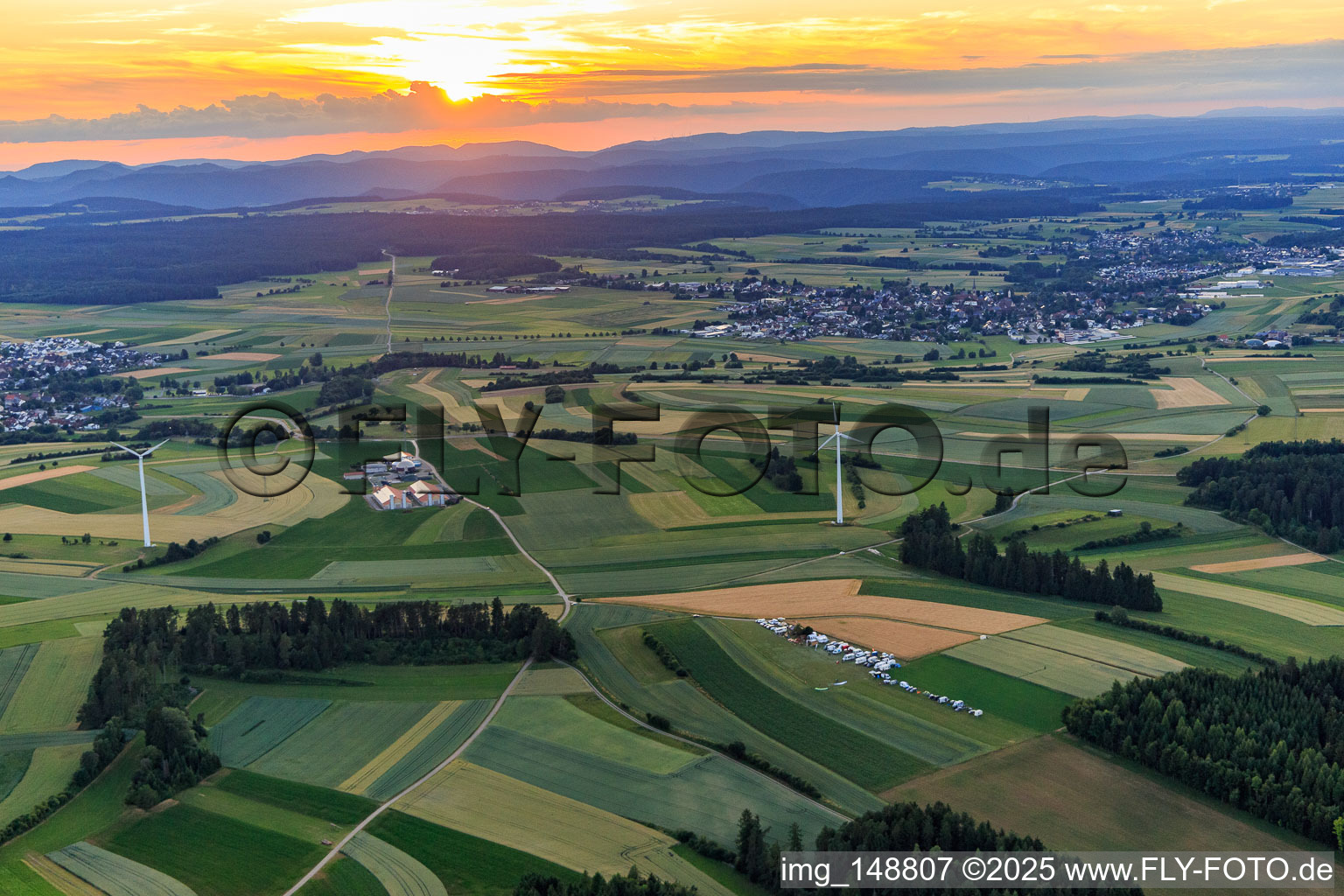 Luftbild von Sonnenuntergang überm Schwarzwald mit Windkraftanlagen im Ortsteil Waldmössingen in Schramberg im Bundesland Baden-Württemberg, Deutschland