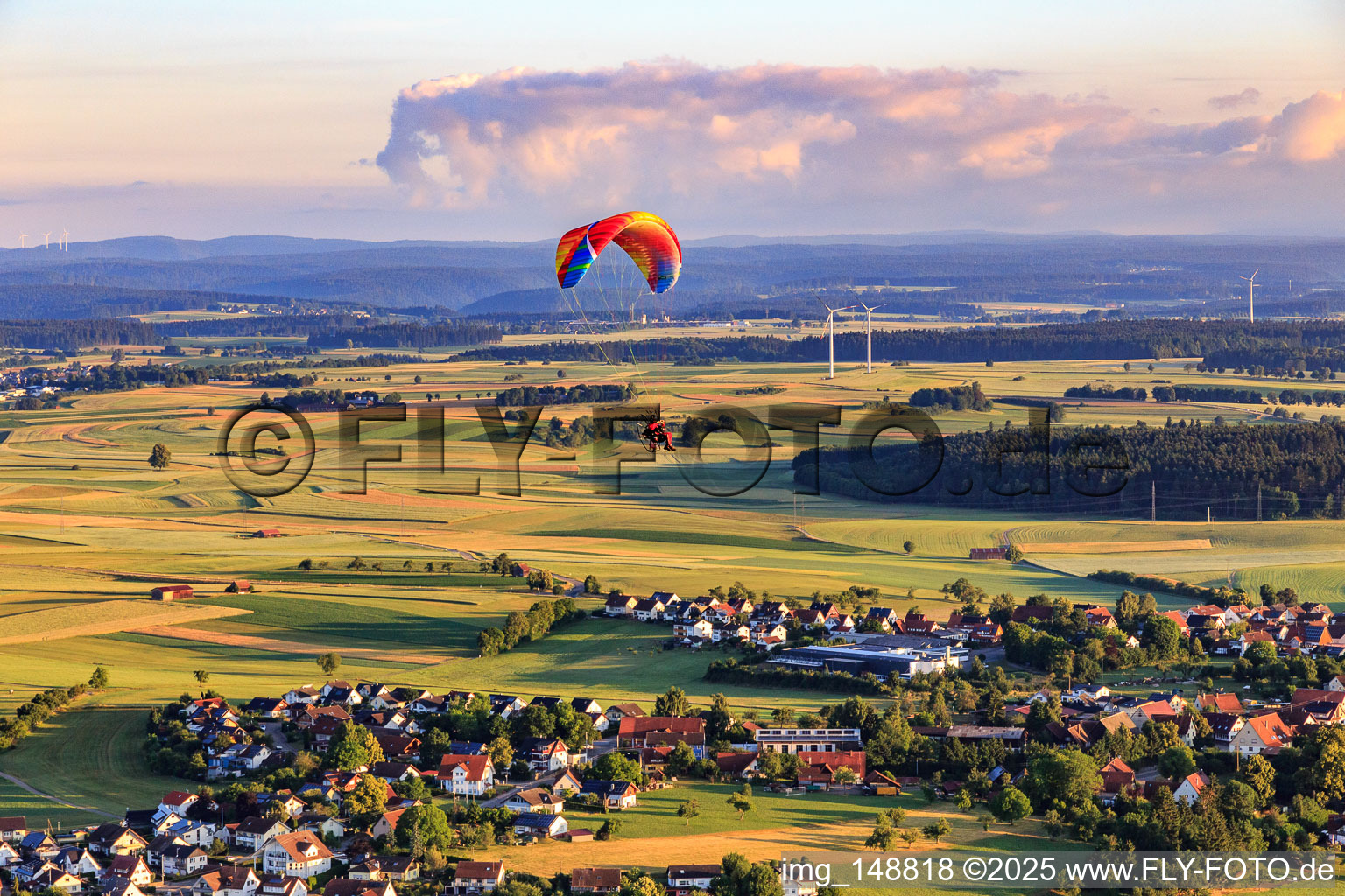 Dorfansicht mit Paragleiter im Ortsteil Beffendorf in Oberndorf am Neckar im Bundesland Baden-Württemberg, Deutschland