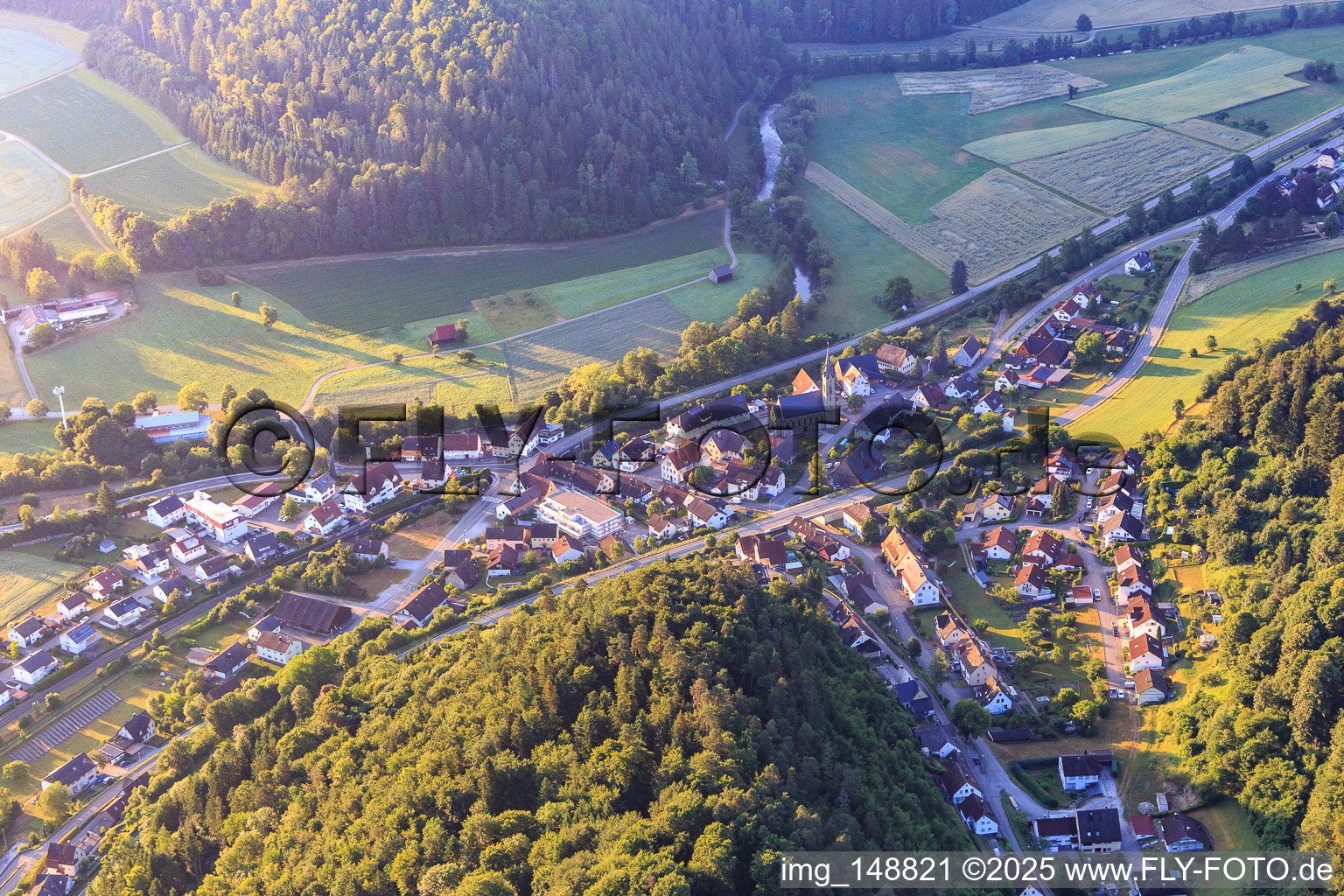 Dorfansicht im Neckartal von Westen im Ortsteil Altoberndorf in Oberndorf am Neckar im Bundesland Baden-Württemberg, Deutschland