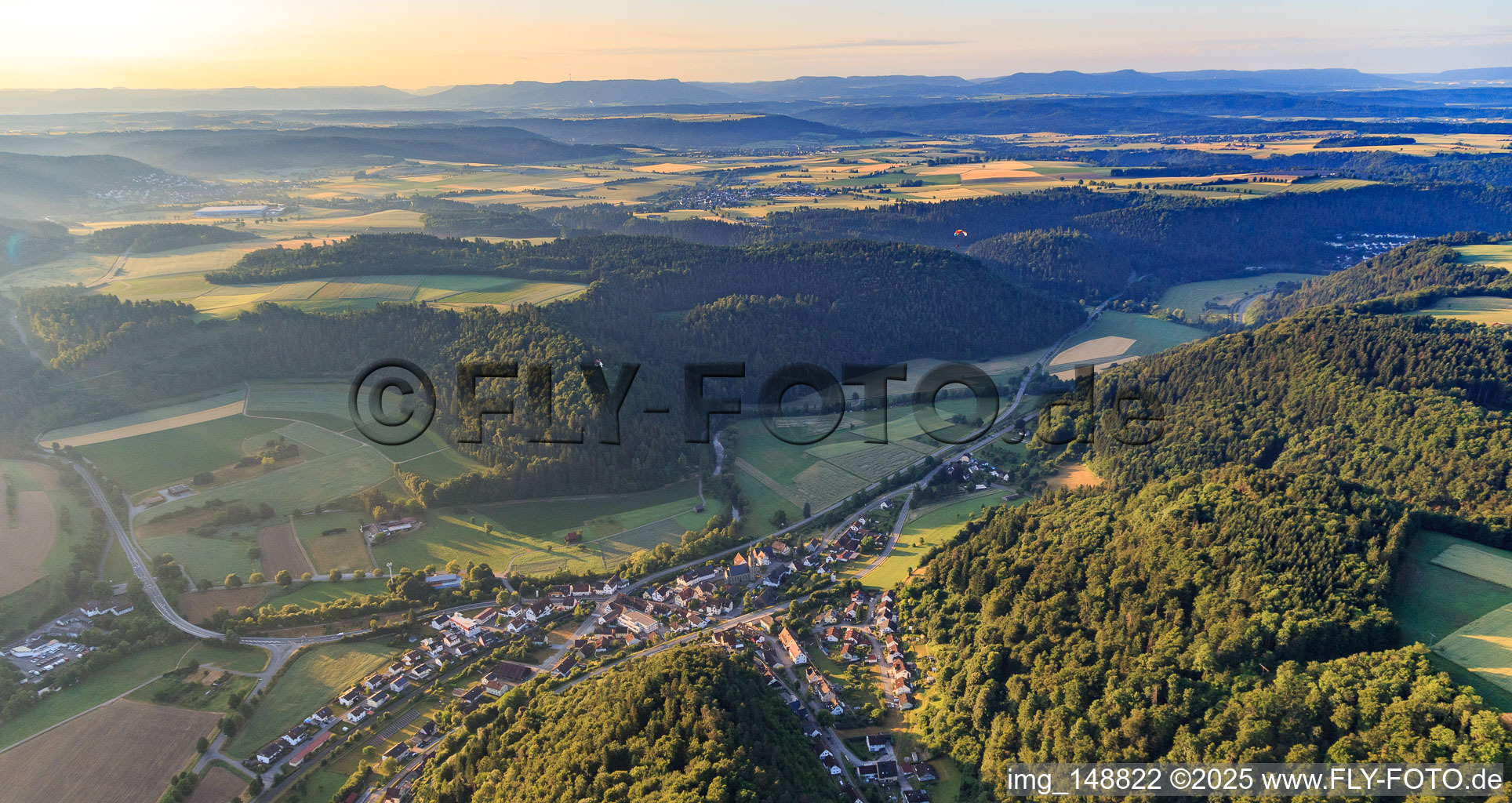 Dorfansicht im Neckartal von Nordwesten im Ortsteil Altoberndorf in Oberndorf am Neckar im Bundesland Baden-Württemberg, Deutschland