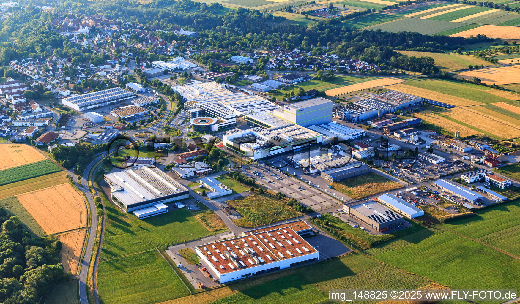 Industriegebiet Maybachstraße mit Flexco Europe GmbH, euroTECH Handling GmbH, chefbeschlag GmbH,. MAFU Group und Blickle Räder+Rollen GmbH u. Co. KG in Rosenfeld im Bundesland Baden-Württemberg, Deutschland