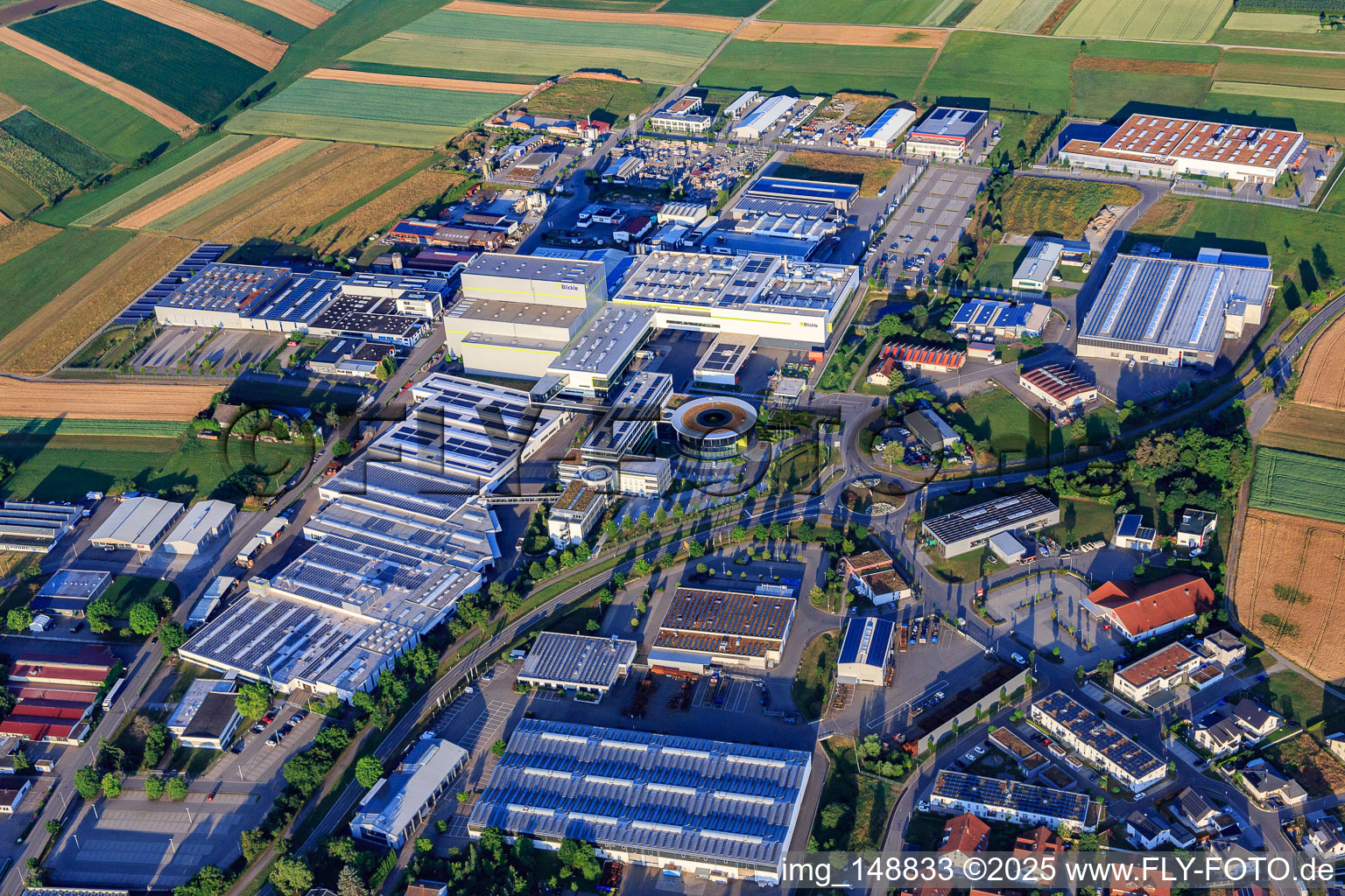 Industriegebiet Maybachstraße mit Sülzle Stahlpartner GmbH, Flexco Europe GmbH, euroTECH Handling GmbH, chefbeschlag GmbH,. MAFU Group und Blickle Räder+Rollen GmbH u. Co. KG in Rosenfeld im Bundesland Baden-Württemberg, Deutschland