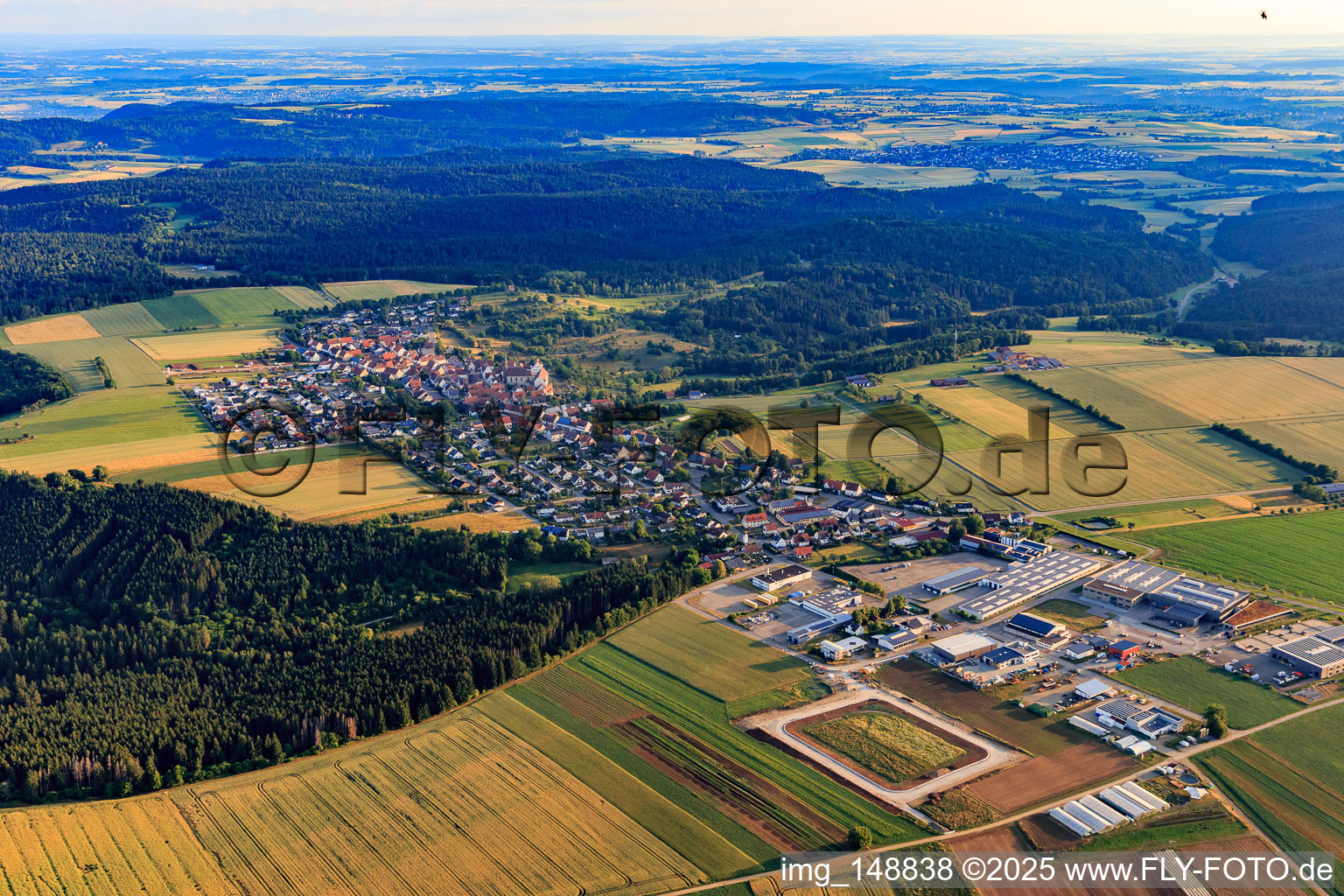Ortsansicht aus Süden im Ortsteil Binsdorf in Geislingen im Bundesland Baden-Württemberg, Deutschland