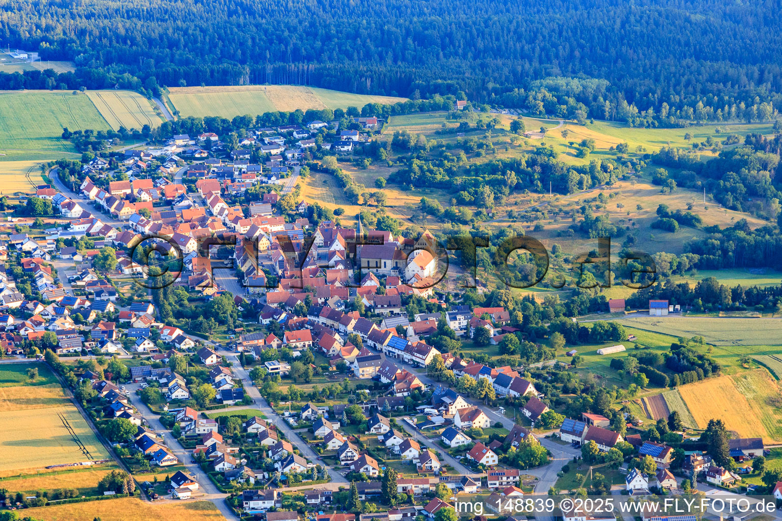Historischer Ortskern von Süden mit Kirche St. Markus, Kloster und Grundschule im Ortsteil Binsdorf in Geislingen im Bundesland Baden-Württemberg, Deutschland