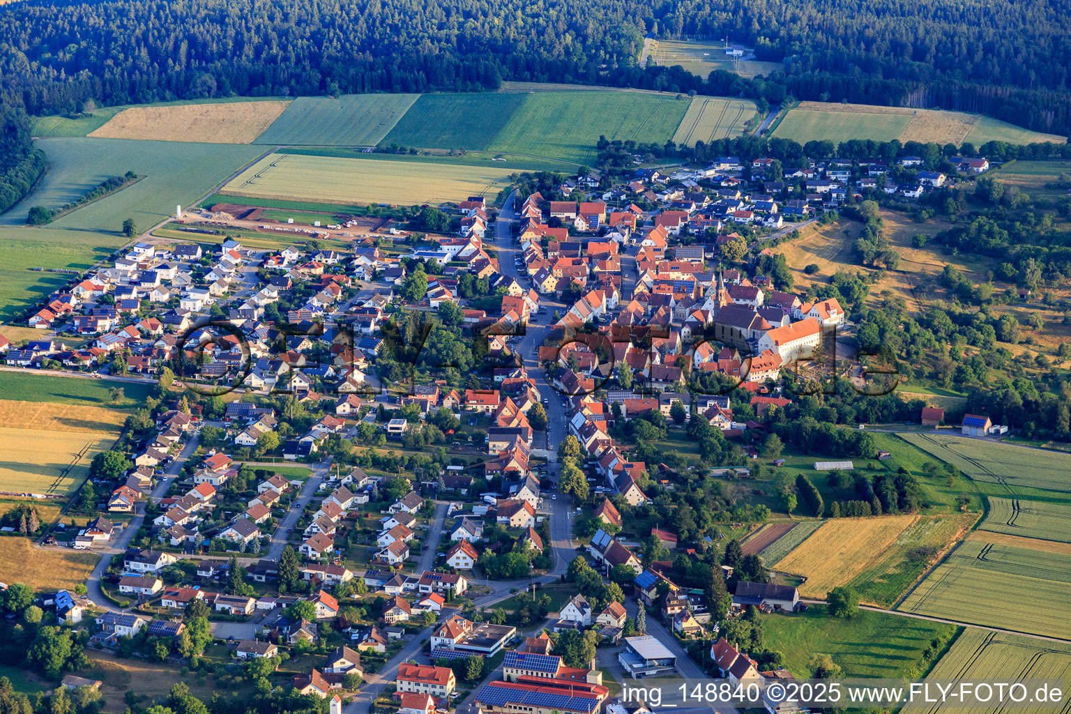 Luftbild von Historischer Ortskern von Süden mit Kirche St. Markus, Kloster und Grundschule im Ortsteil Binsdorf in Geislingen im Bundesland Baden-Württemberg, Deutschland