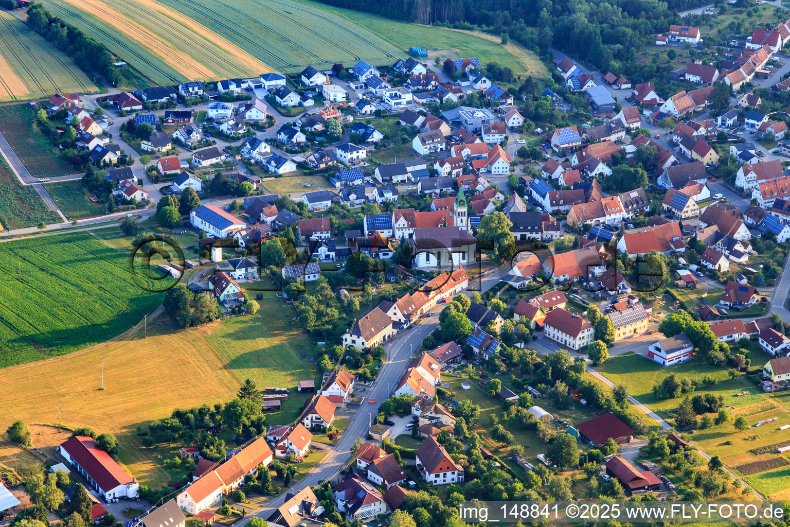 Dorfkern mit Kirche St. Silvester im Ortsteil Erlaheim in Geislingen im Bundesland Baden-Württemberg, Deutschland