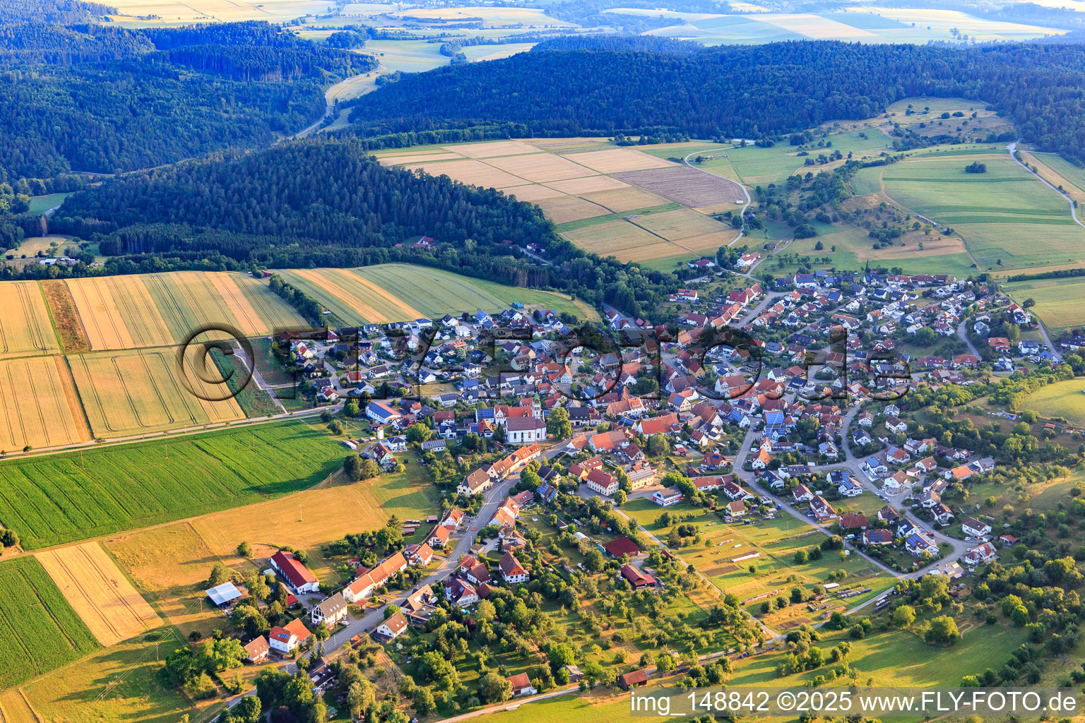 Dorfkern von Süden im Ortsteil Erlaheim in Geislingen im Bundesland Baden-Württemberg, Deutschland