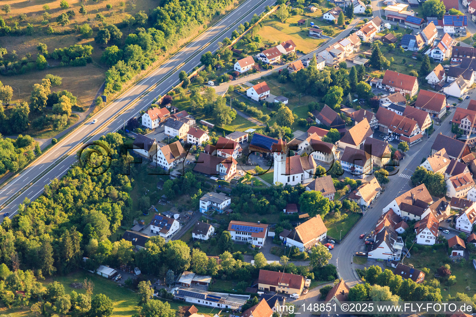 Ortsansicht mit Kirche St. Peters aus Süden diesseits der B27 im Ortsteil Engstlatt in Balingen im Bundesland Baden-Württemberg, Deutschland