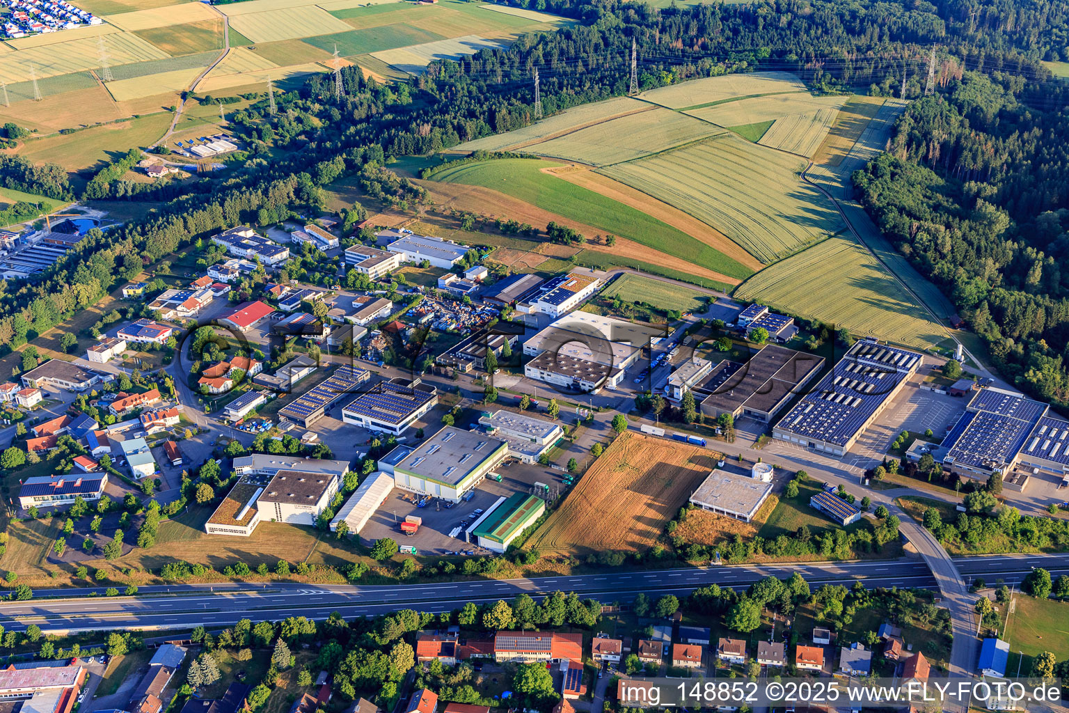 Industriegebiet Hölzlestraße mit Werkzeugbau - Stanzerei Walter Götz GmbH, AKE Knebel GmbH & Co. KG und EZU-Metallwaren GmbH & Co. KG im Ortsteil Engstlatt in Balingen im Bundesland Baden-Württemberg, Deutschland
