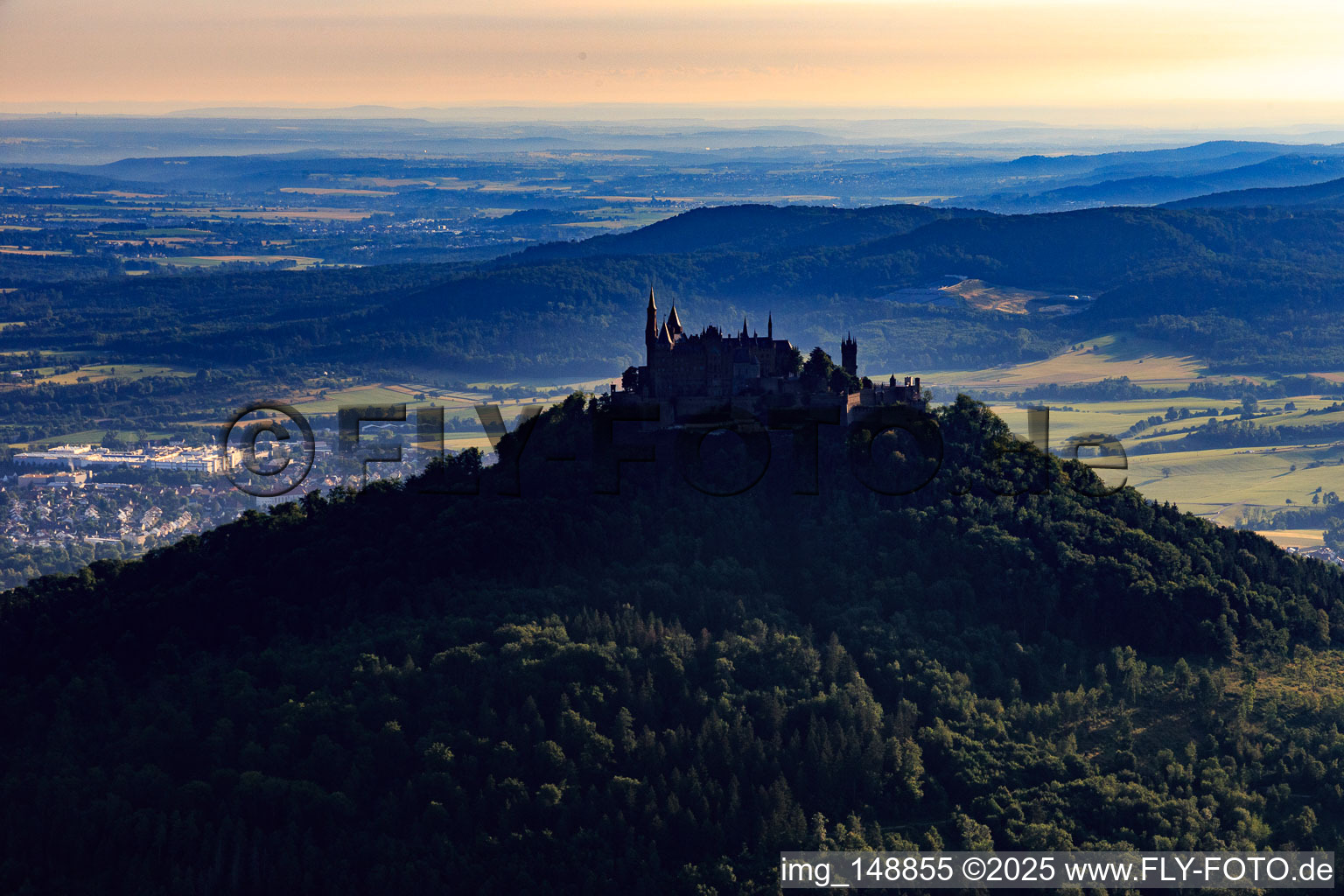 Burg Hohenzollern von Süden im Ortsteil Zimmern in Bisingen im Bundesland Baden-Württemberg, Deutschland