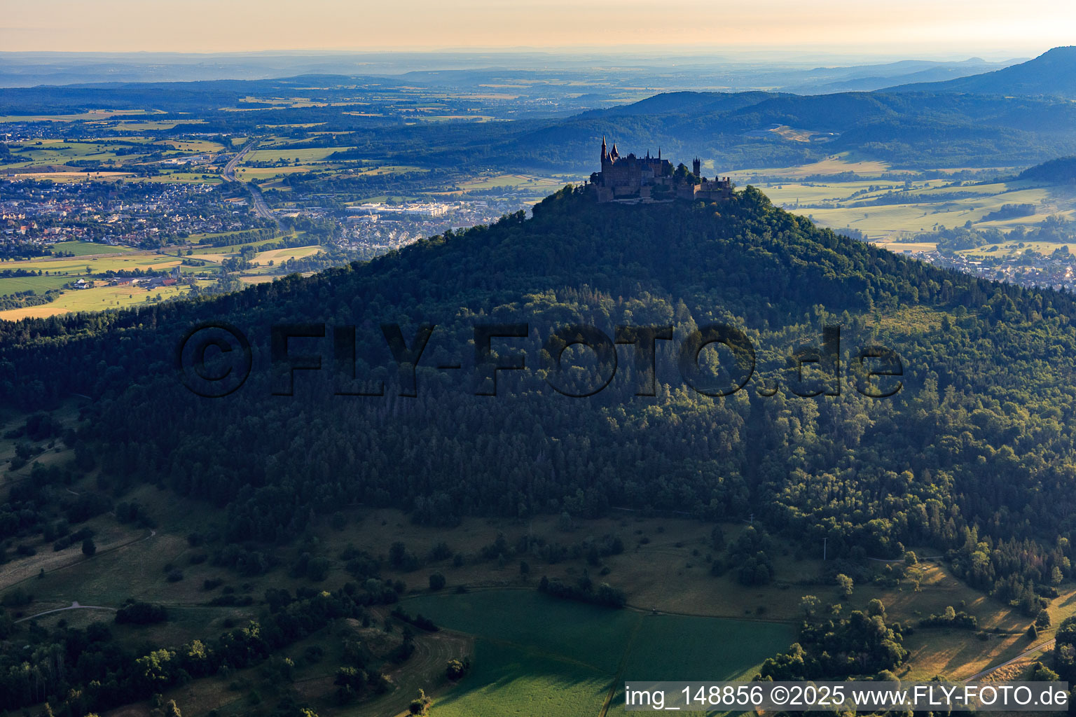 Luftbild von Burg Hohenzollern von Süden im Ortsteil Zimmern in Bisingen im Bundesland Baden-Württemberg, Deutschland
