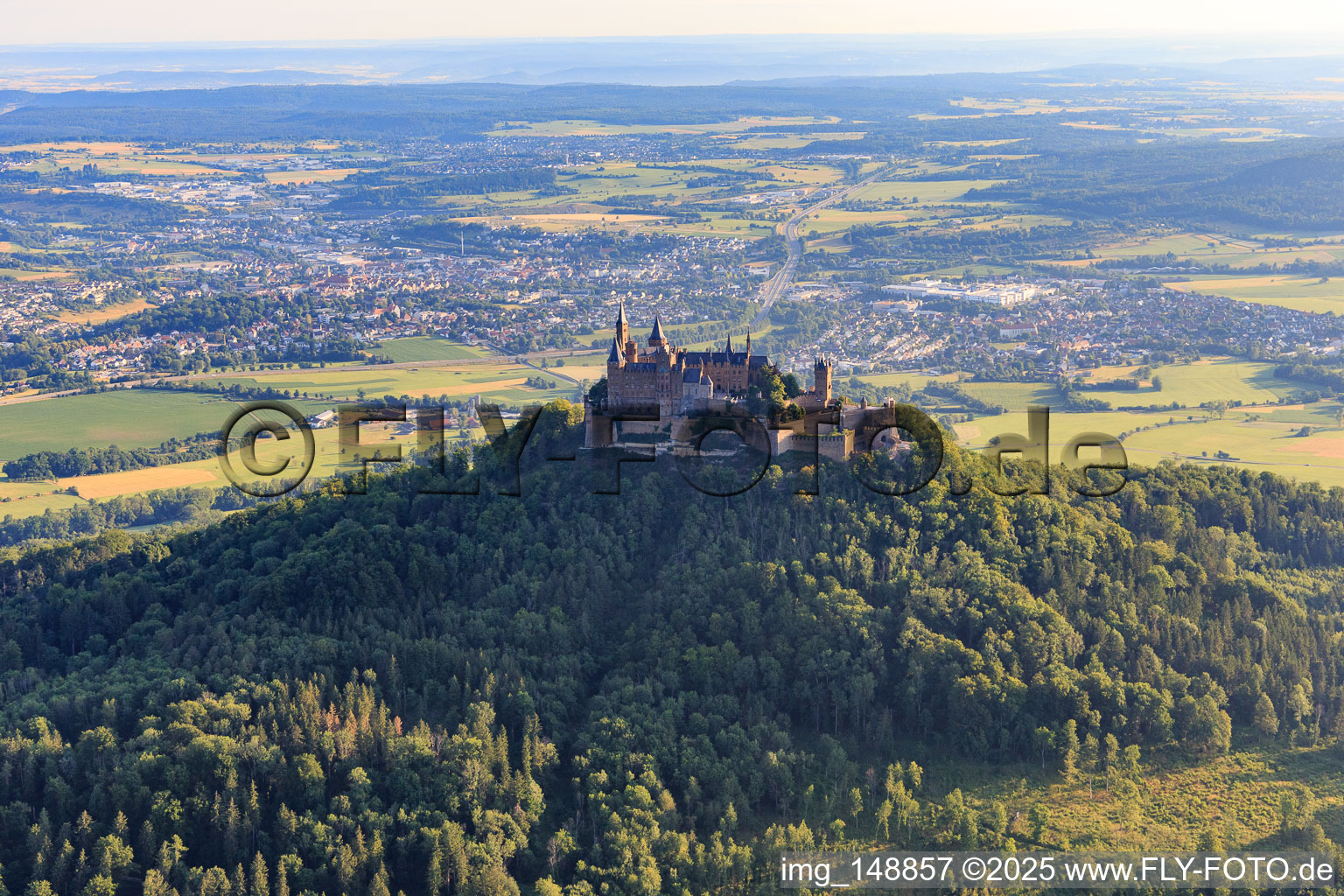 Luftaufnahme von Burg Hohenzollern von Süden im Ortsteil Zimmern in Bisingen im Bundesland Baden-Württemberg, Deutschland