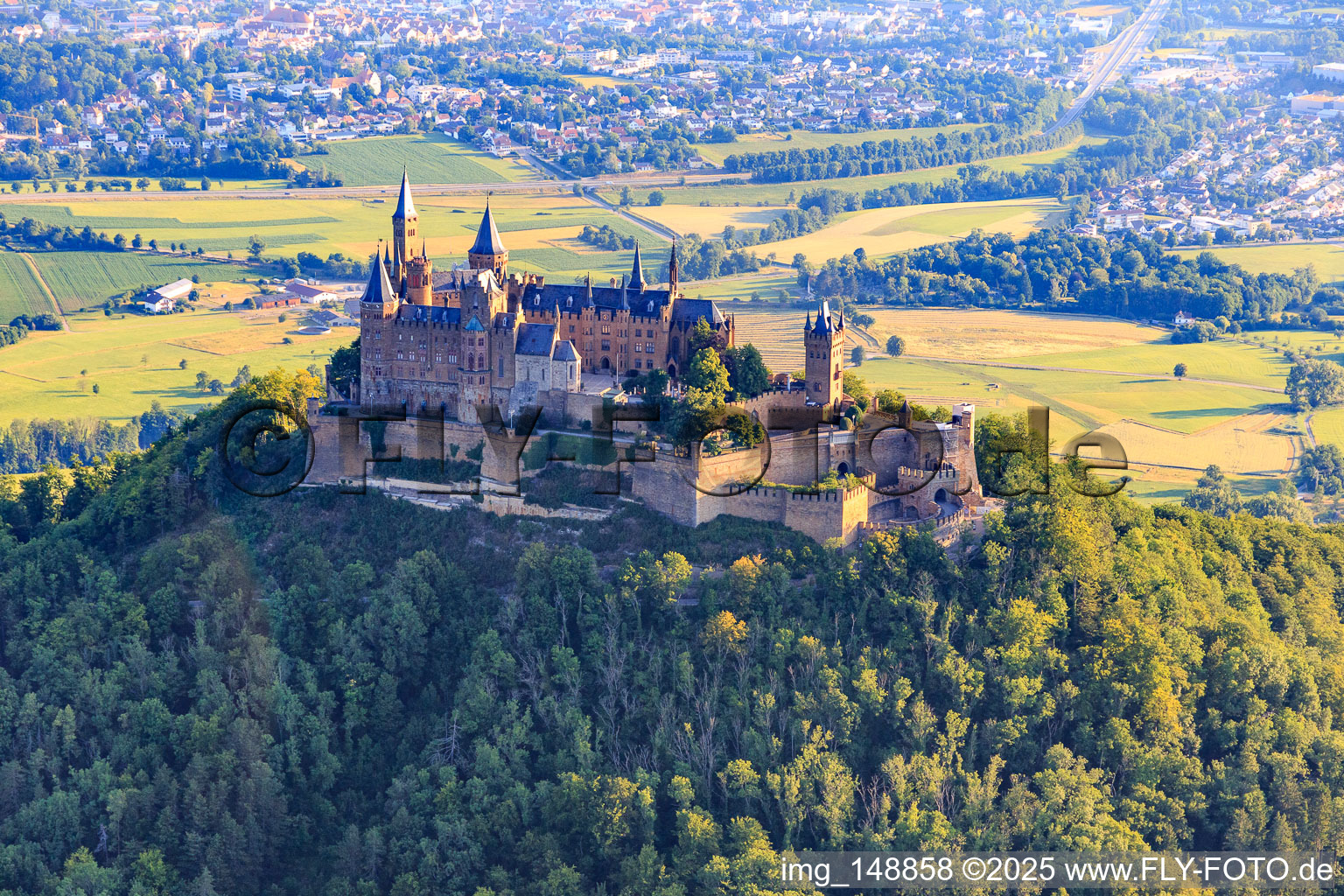 Schrägluftbild von Burg Hohenzollern von Süden im Ortsteil Zimmern in Bisingen im Bundesland Baden-Württemberg, Deutschland