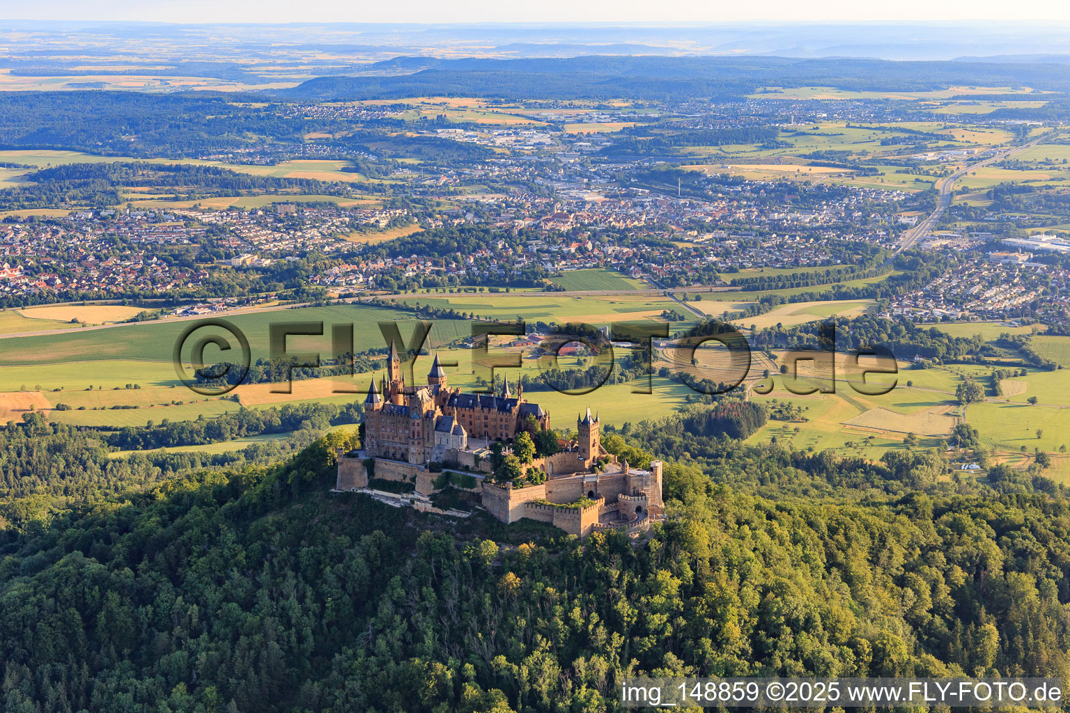 Burg Hohenzollern von Süden im Ortsteil Zimmern in Bisingen im Bundesland Baden-Württemberg, Deutschland von oben