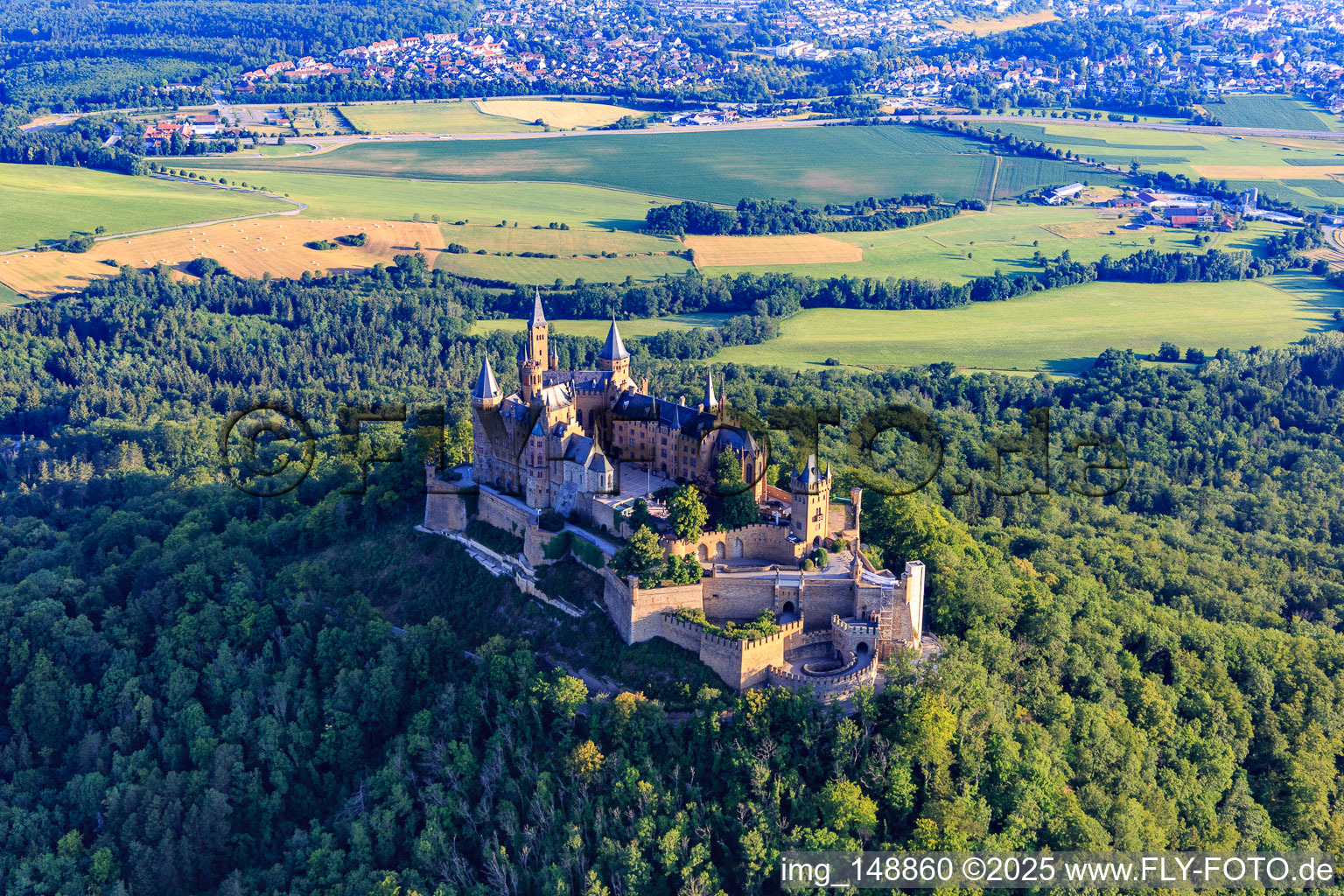 Burg Hohenzollern von Südosten im Ortsteil Zimmern in Bisingen im Bundesland Baden-Württemberg, Deutschland