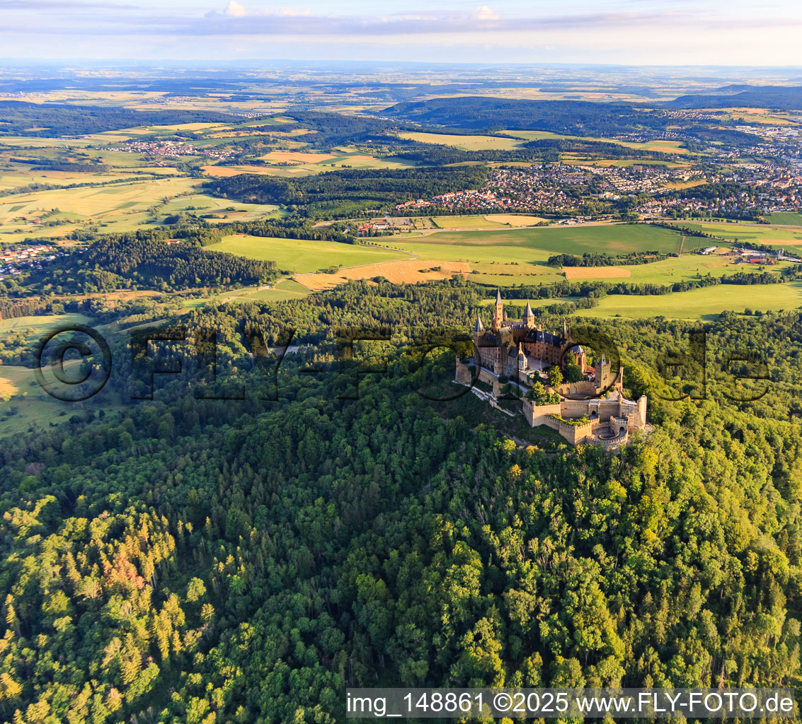 Luftbild von Burg Hohenzollern von Südosten im Ortsteil Zimmern in Bisingen im Bundesland Baden-Württemberg, Deutschland