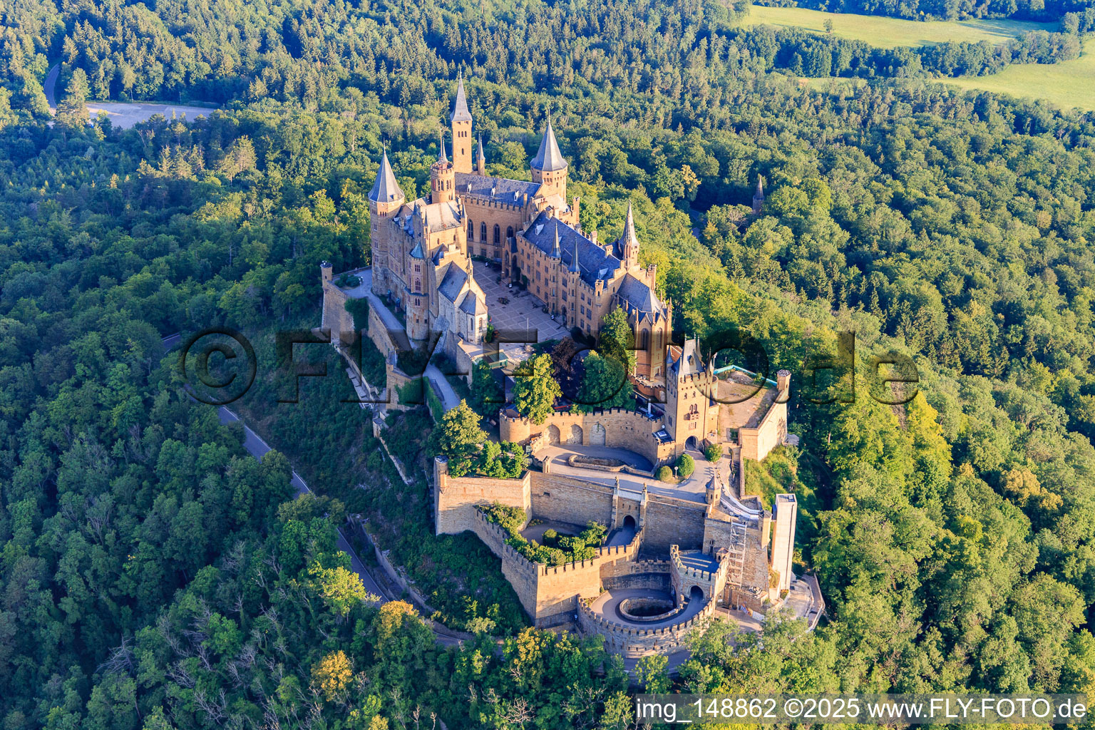 Luftaufnahme von Burg Hohenzollern von Südosten im Ortsteil Zimmern in Bisingen im Bundesland Baden-Württemberg, Deutschland