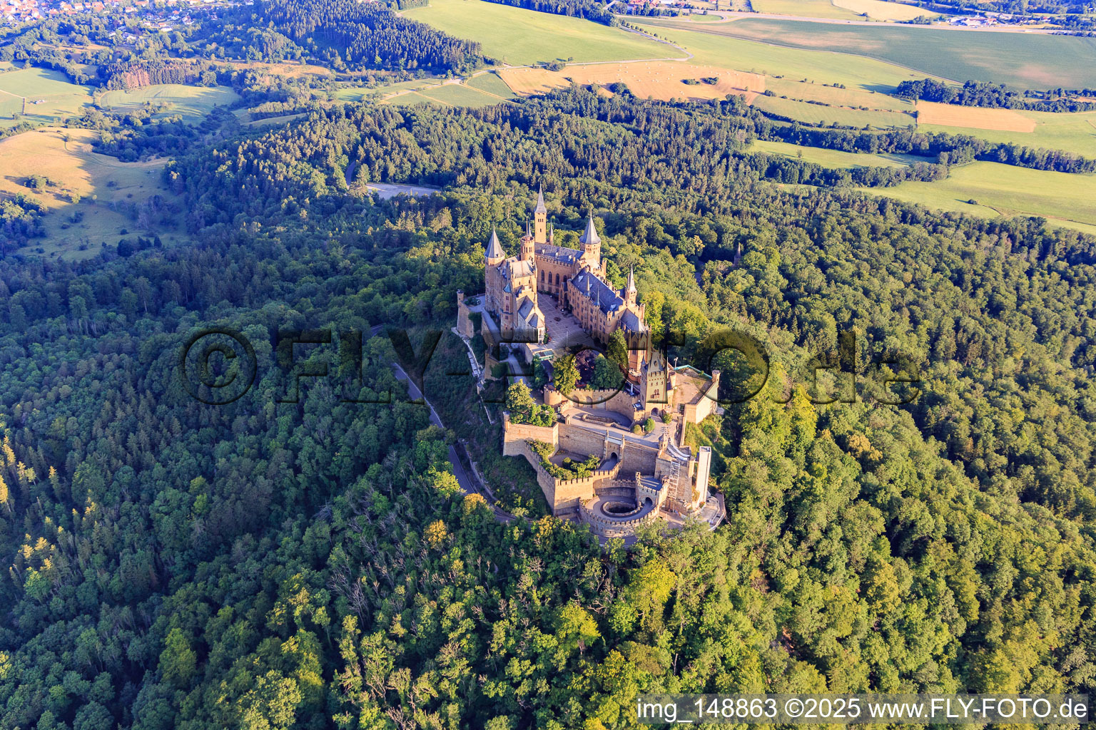 Schrägluftbild von Burg Hohenzollern von Südosten im Ortsteil Zimmern in Bisingen im Bundesland Baden-Württemberg, Deutschland