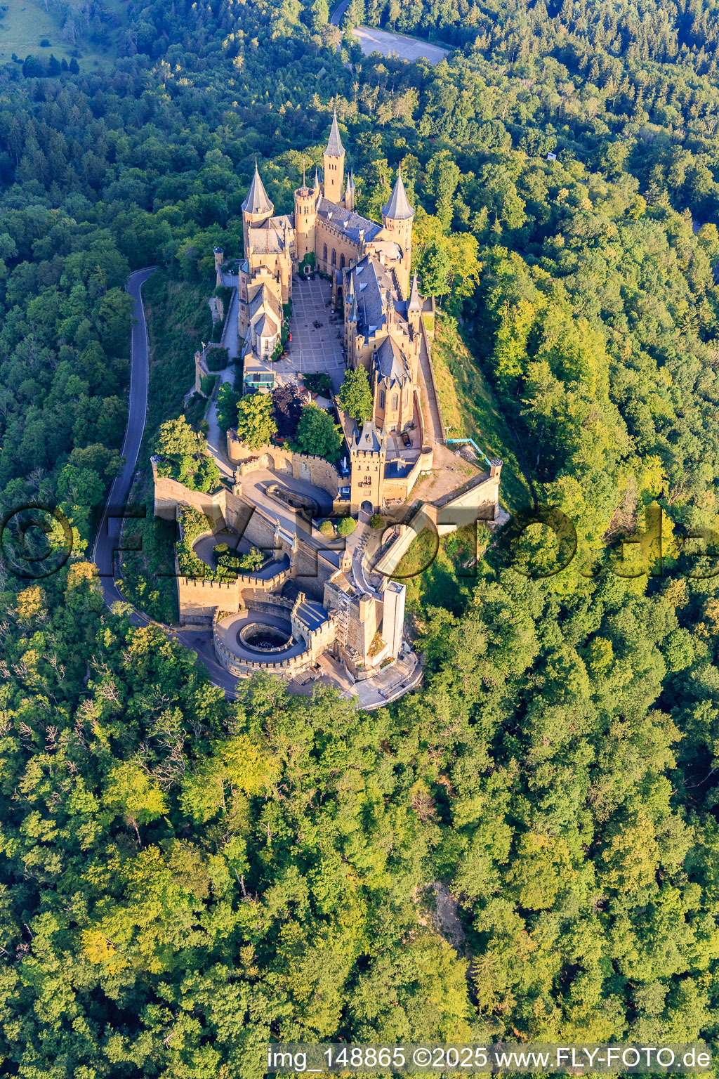 Burg Hohenzollern von Südosten im Ortsteil Zimmern in Bisingen im Bundesland Baden-Württemberg, Deutschland von oben