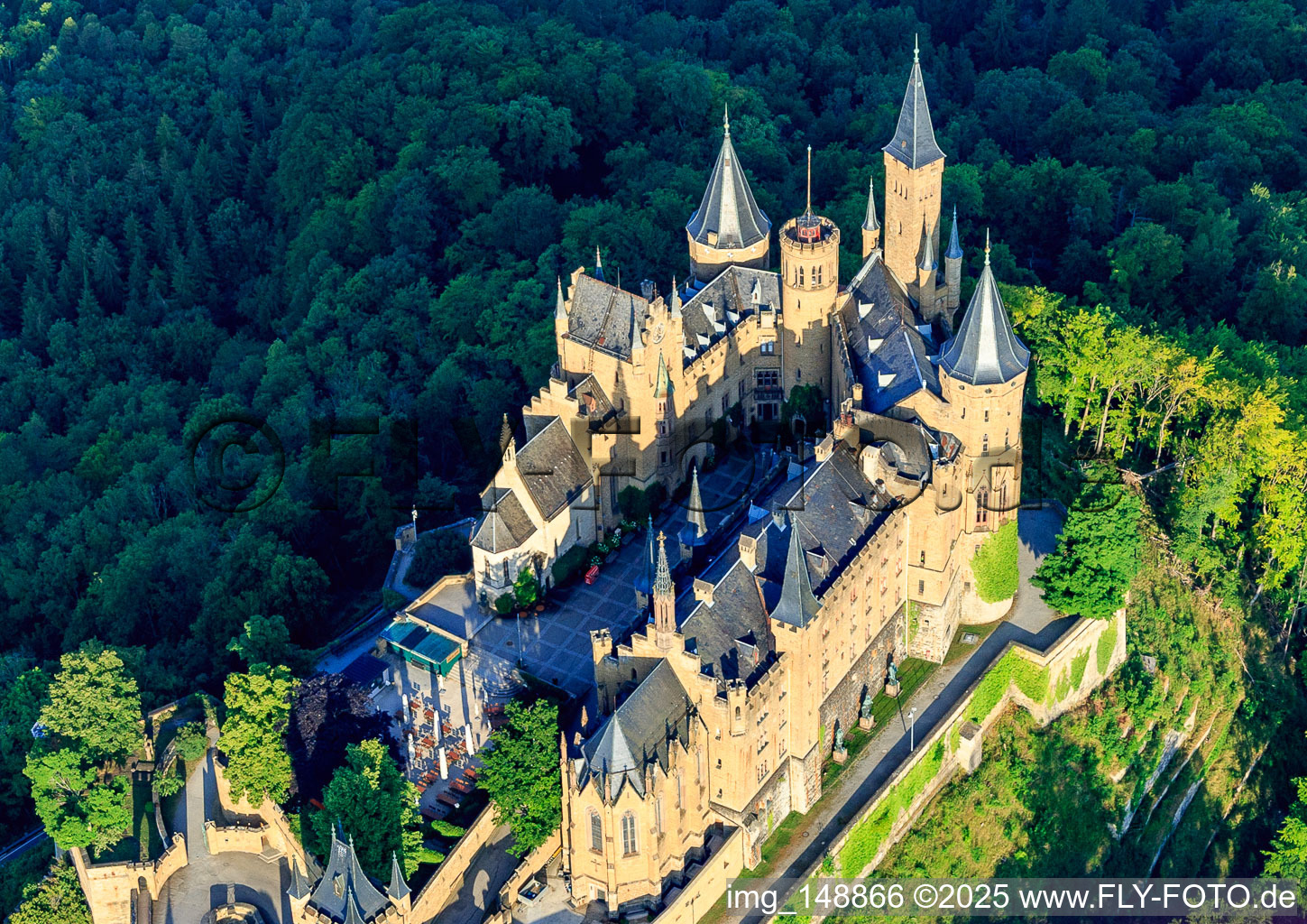Burg Hohenzollern von Südosten im Ortsteil Zimmern in Bisingen im Bundesland Baden-Württemberg, Deutschland aus der Luft