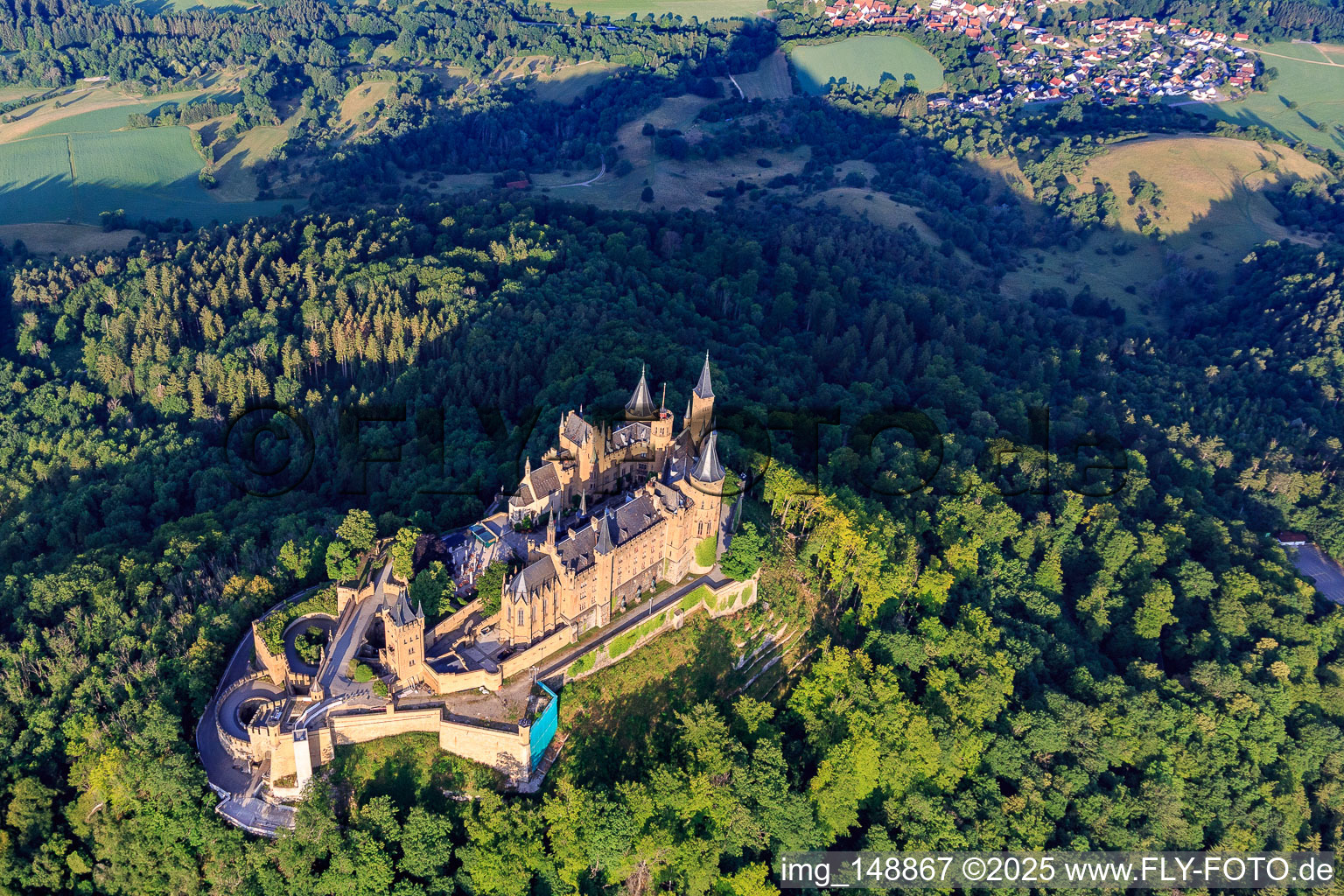 Burg Hohenzollern von Südosten im Ortsteil Zimmern in Bisingen im Bundesland Baden-Württemberg, Deutschland von oben gesehen