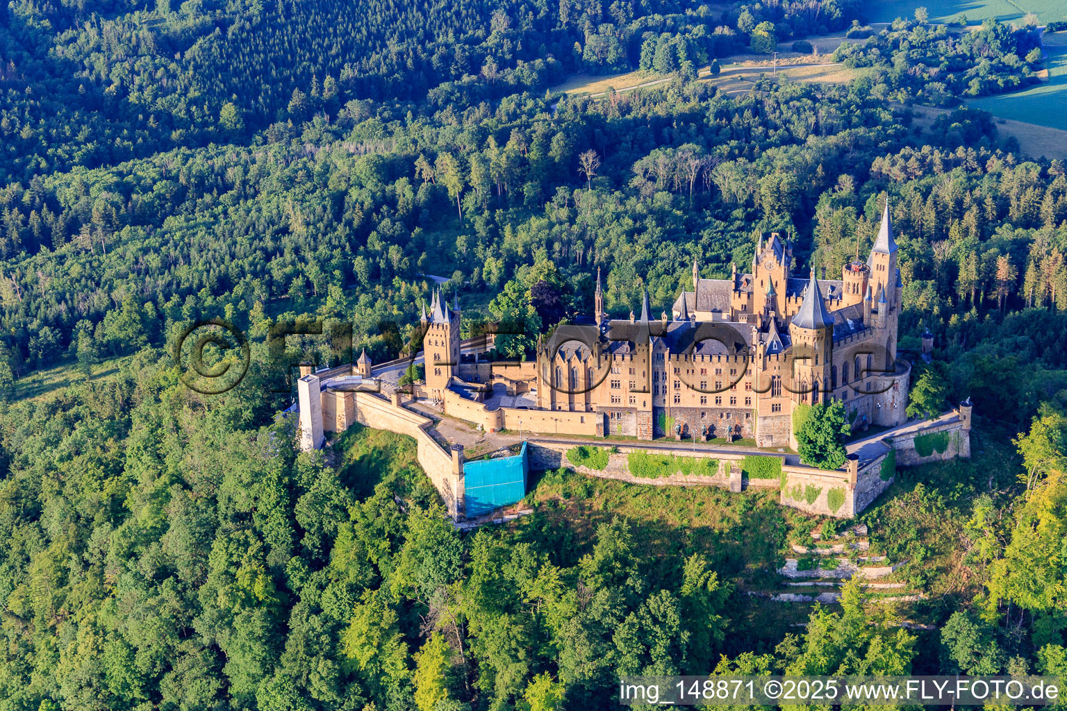 Burg Hohenzollern von Norden im Ortsteil Boll in Hechingen im Bundesland Baden-Württemberg, Deutschland