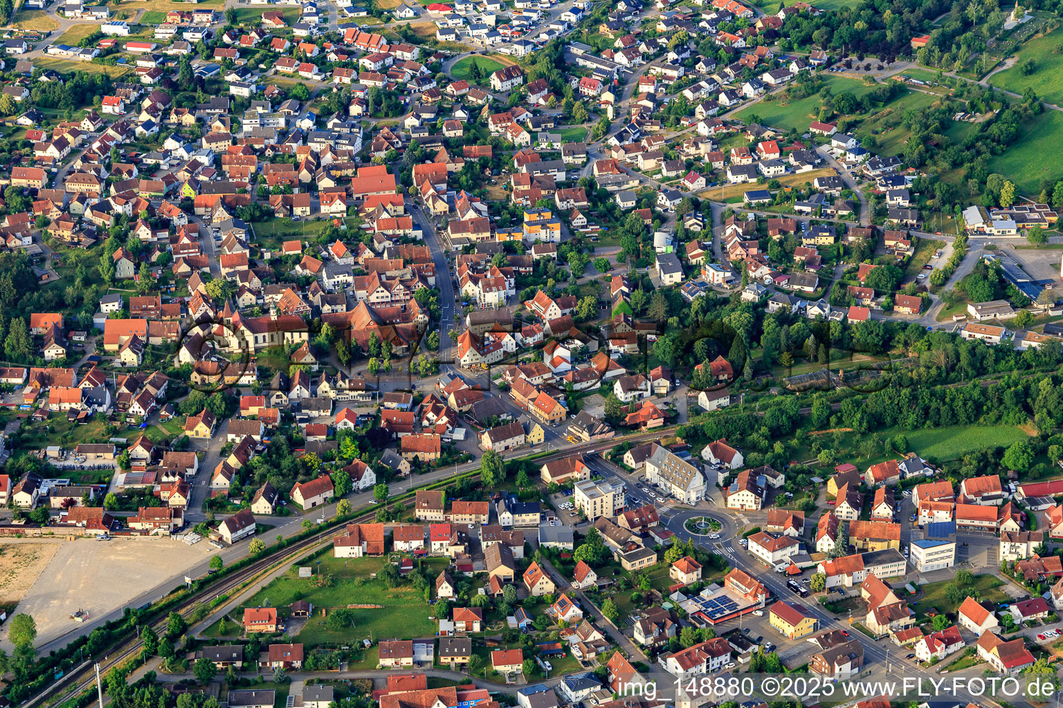 Ortsansicht aus Norden mit Hohenzollernhalle und Kirche St. Nikolaus im Ortsteil Steinhofen in Bisingen im Bundesland Baden-Württemberg, Deutschland