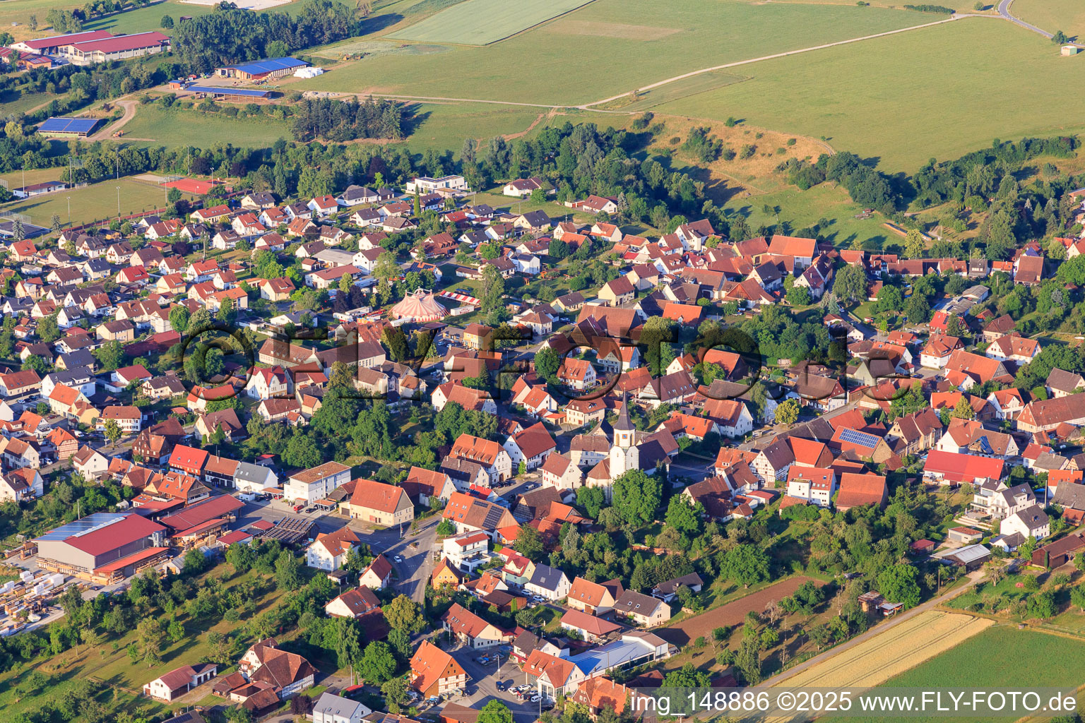 Medarduskirche in der Dorfmitte im Ortsteil Ostdorf in Balingen im Bundesland Baden-Württemberg, Deutschland