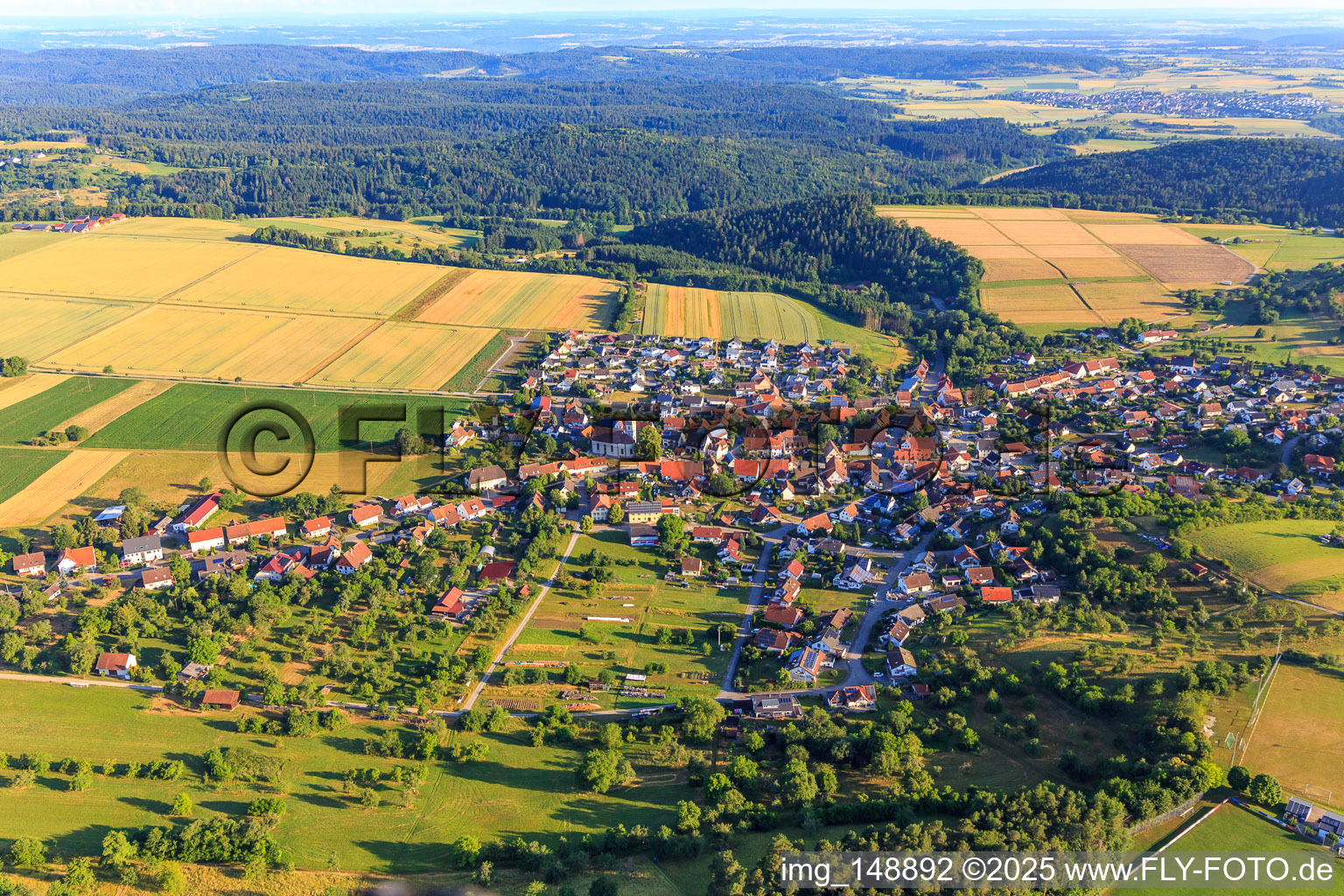 Ortsübersicht aus Süden im Ortsteil Erlaheim in Geislingen im Bundesland Baden-Württemberg, Deutschland