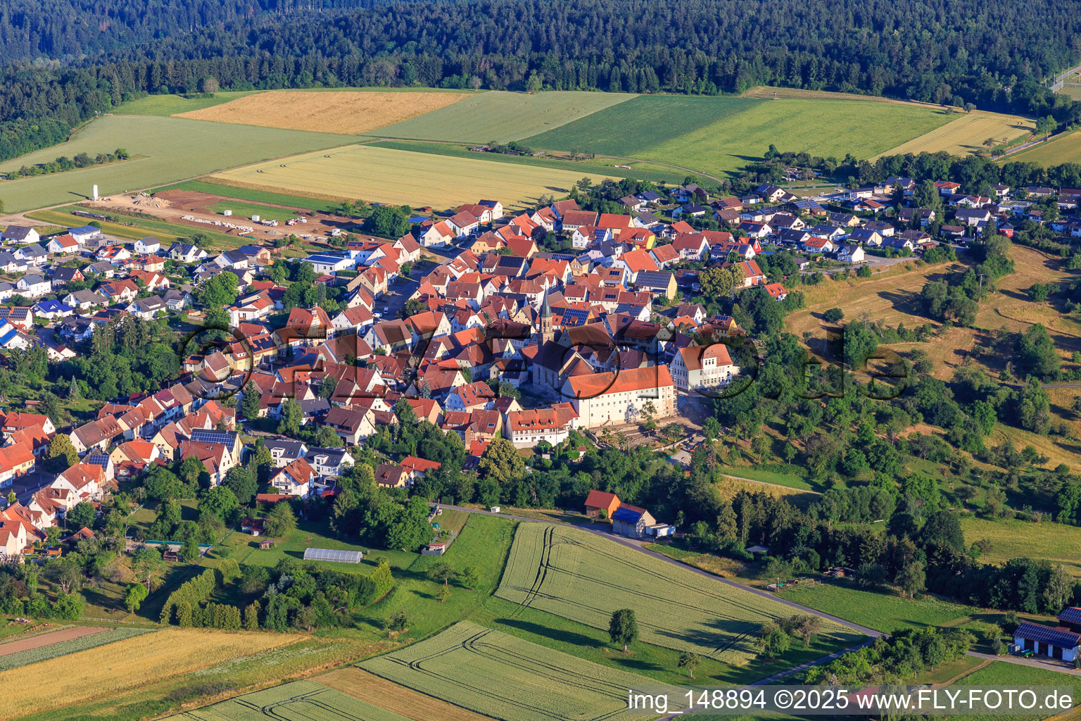 Historischer Ortskern von Südosten mit Kirche St. Markus, Kloster und Grundschule im Ortsteil Binsdorf in Geislingen im Bundesland Baden-Württemberg, Deutschland