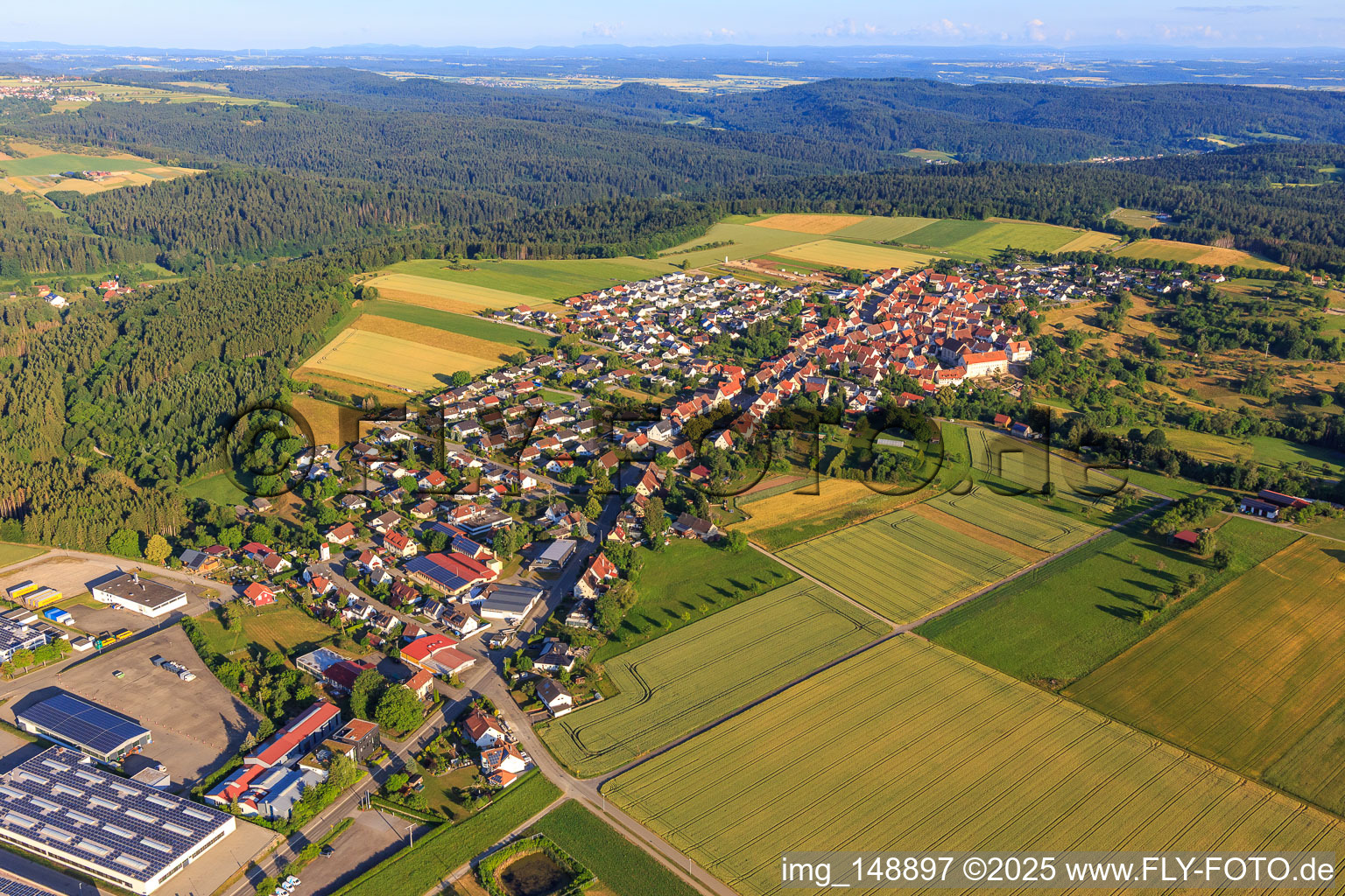 Ortsübersicht aus Osten im Ortsteil Binsdorf in Geislingen im Bundesland Baden-Württemberg, Deutschland