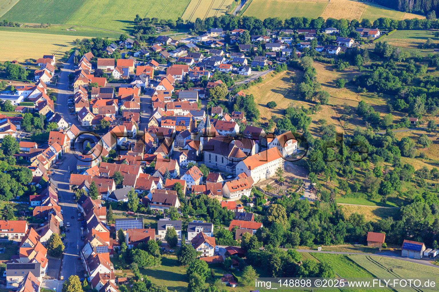 Luftaufnahme von Historischer Ortskern von Süden mit Kirche St. Markus, Kloster und Grundschule im Ortsteil Binsdorf in Geislingen im Bundesland Baden-Württemberg, Deutschland