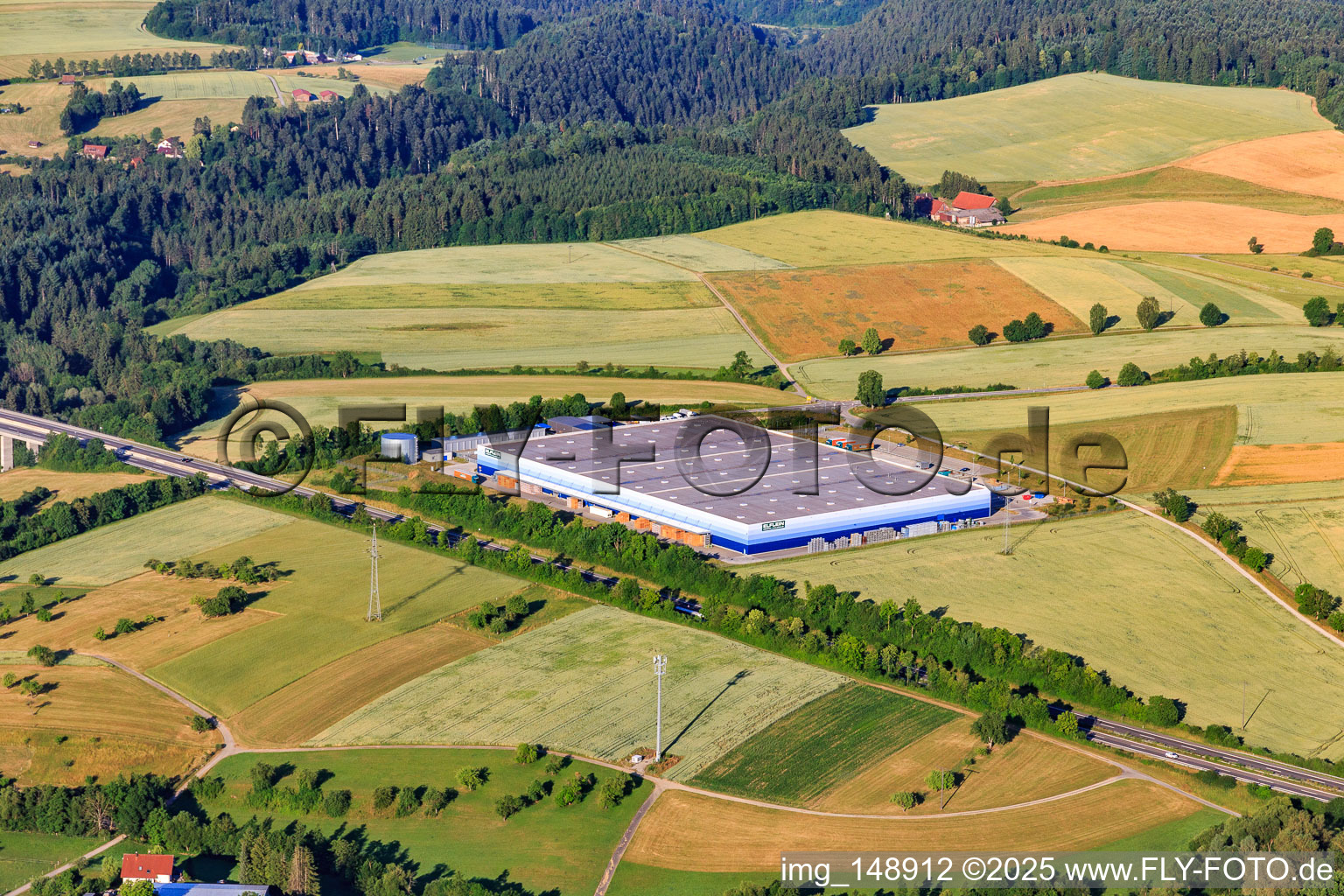 Schrägluftbild von Elflein E-Mobility Logistik Rottweil GmbH im Ortsteil Trichtingen in Epfendorf im Bundesland Baden-Württemberg, Deutschland