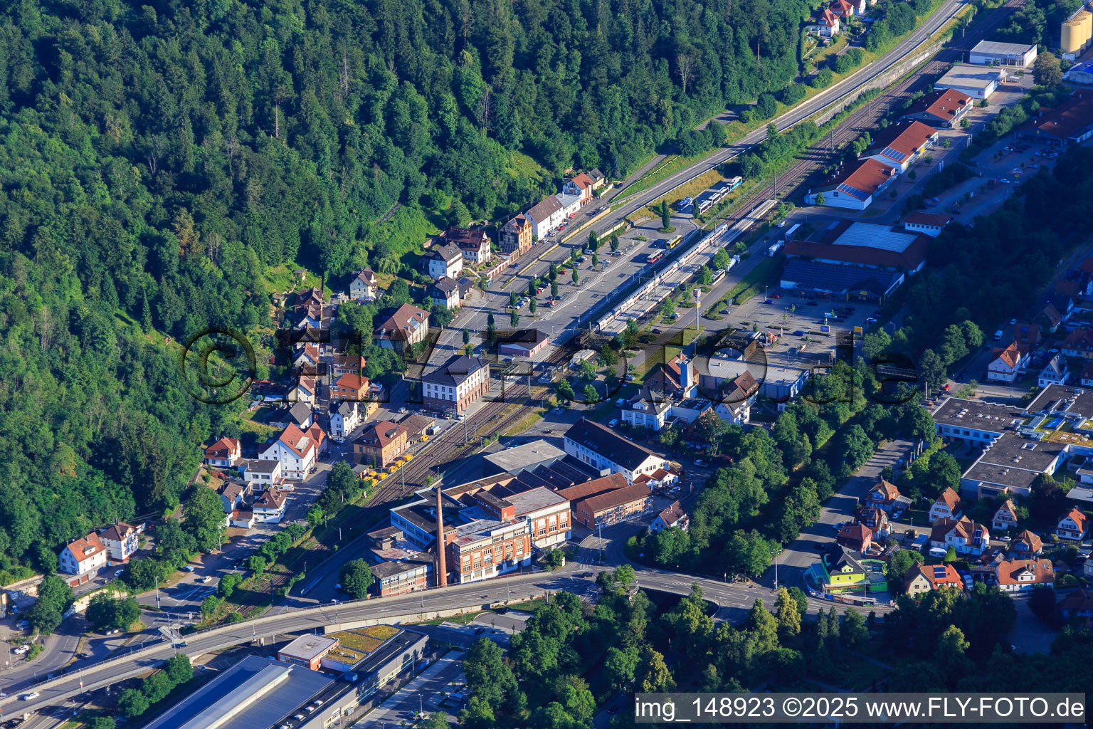 Bahnhof Oberndorf (Neckar) und HK-Präzisionstechnik GmbH in Oberndorf am Neckar im Bundesland Baden-Württemberg, Deutschland
