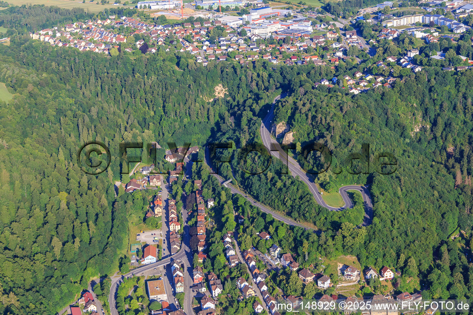 Lindenstraße und Wasserwerk Mühlberg an der Wasserfallstraße in Oberndorf am Neckar im Bundesland Baden-Württemberg, Deutschland