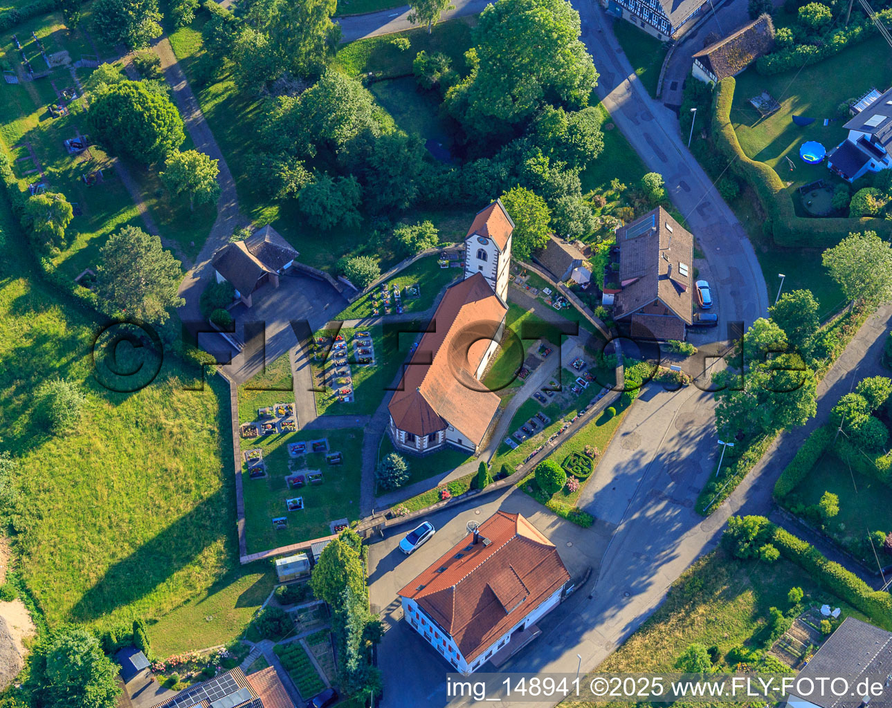 Peter und Paul Kirche, Rathaus/Ortschaftsverwaltung und Friedhof im Ortsteil Peterzell in Alpirsbach im Bundesland Baden-Württemberg, Deutschland