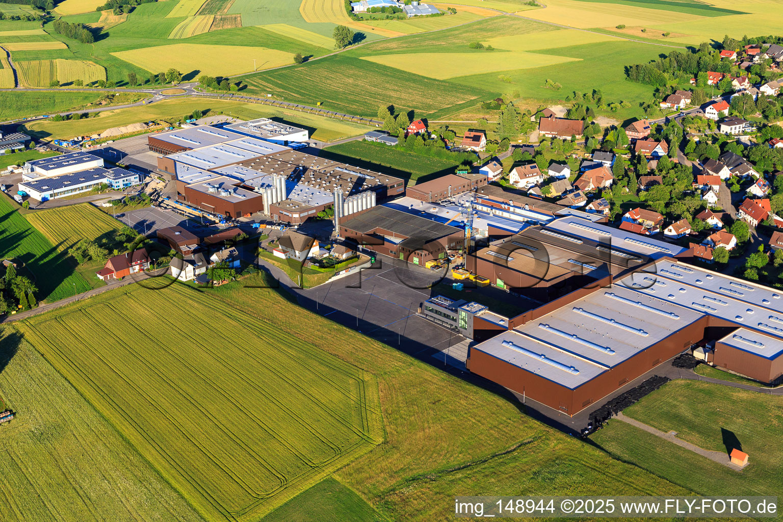 Industriegebiet Industriestraße mit GFV Verschlusstechnik GmbH & Co. KG, SAIER Verpackungstechnik GmbH & Co. KG und SAIER Gruppe im Ortsteil Peterzell in Alpirsbach im Bundesland Baden-Württemberg, Deutschland