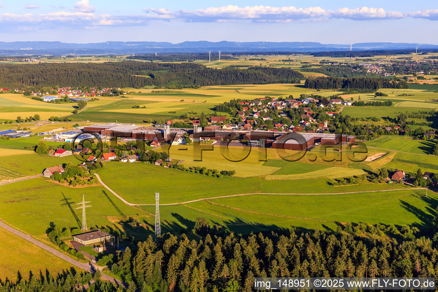 Dorfansciht aus Norden mit GFV Verschlusstechnik GmbH & Co. KG, SAIER Verpackungstechnik GmbH & Co. KG und SAIER Gruppe im Ortsteil Peterzell in Alpirsbach im Bundesland Baden-Württemberg, Deutschland