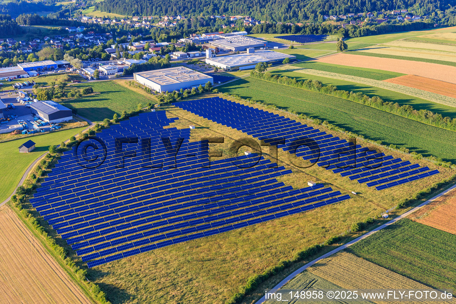 Freiflächen Photovoltaikanlage vor dem Industriegebiet Oberwiesachstraße im Ortsteil Betzweiler in Loßburg im Bundesland Baden-Württemberg, Deutschland