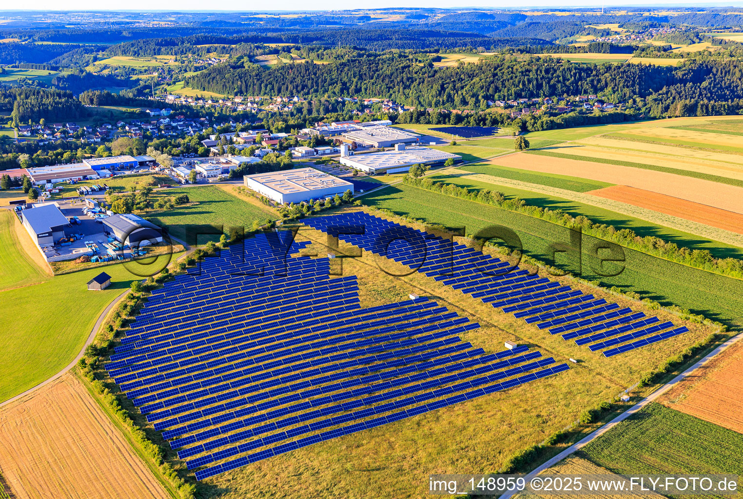 Luftbild von Freiflächen Photovoltaikanlage vor dem Industriegebiet Oberwiesachstraße im Ortsteil Betzweiler in Loßburg im Bundesland Baden-Württemberg, Deutschland
