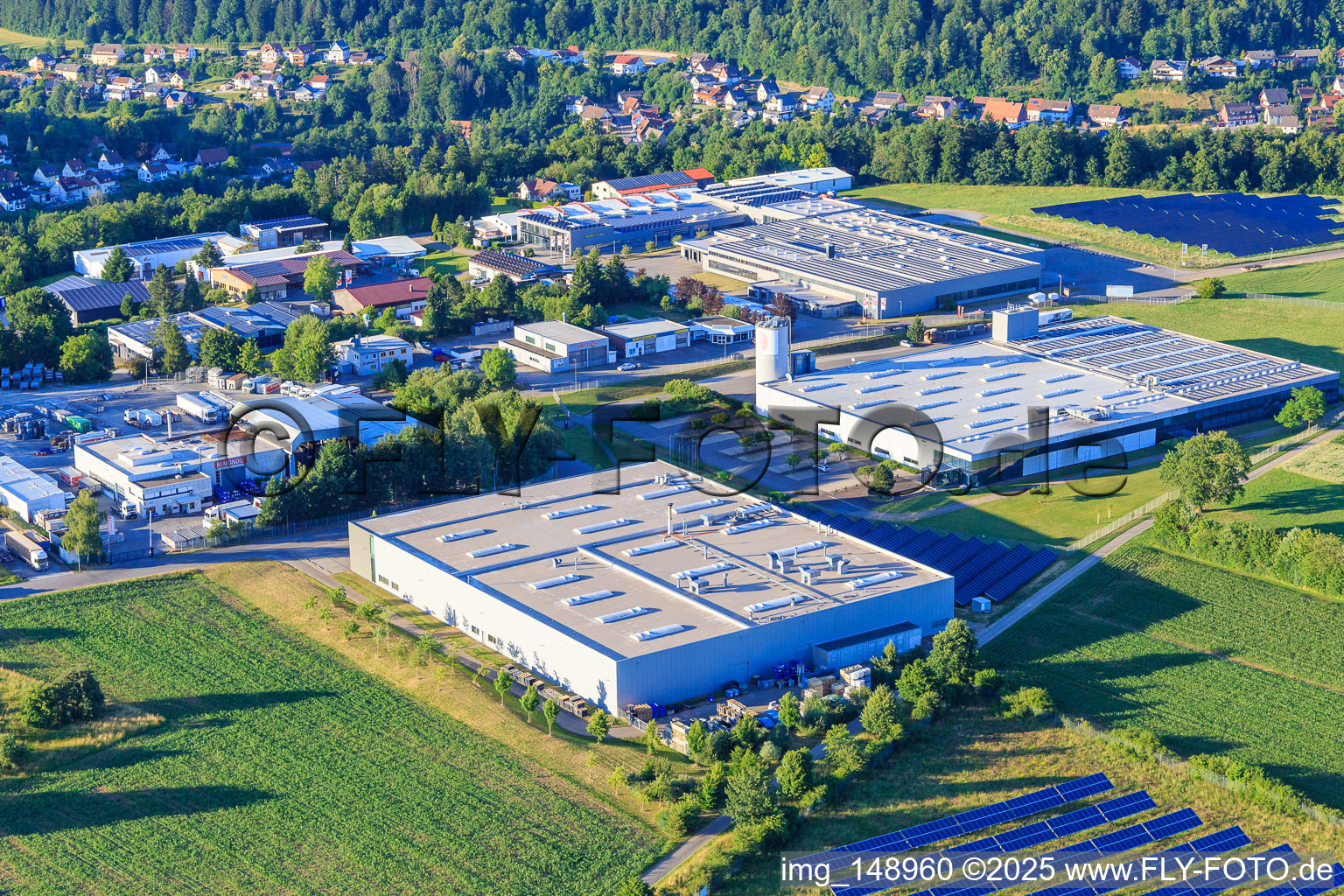 Industriegebiet Oberwiesachstraße mit SuperAlloy Manufaktur GmbH und Dobergo GmbH & Co. KG im Ortsteil Betzweiler in Loßburg im Bundesland Baden-Württemberg, Deutschland