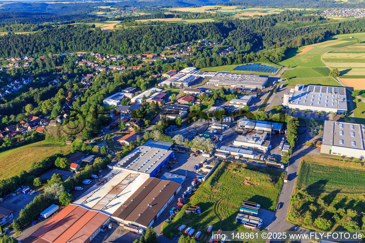 Industriegebiet Oberwiesachstraße mit Rahm Drehtechnik GmbH, REMONDIS Industrie Service GmbH & Co. K im Ortsteil Betzweiler in Loßburg im Bundesland Baden-Württemberg, Deutschland