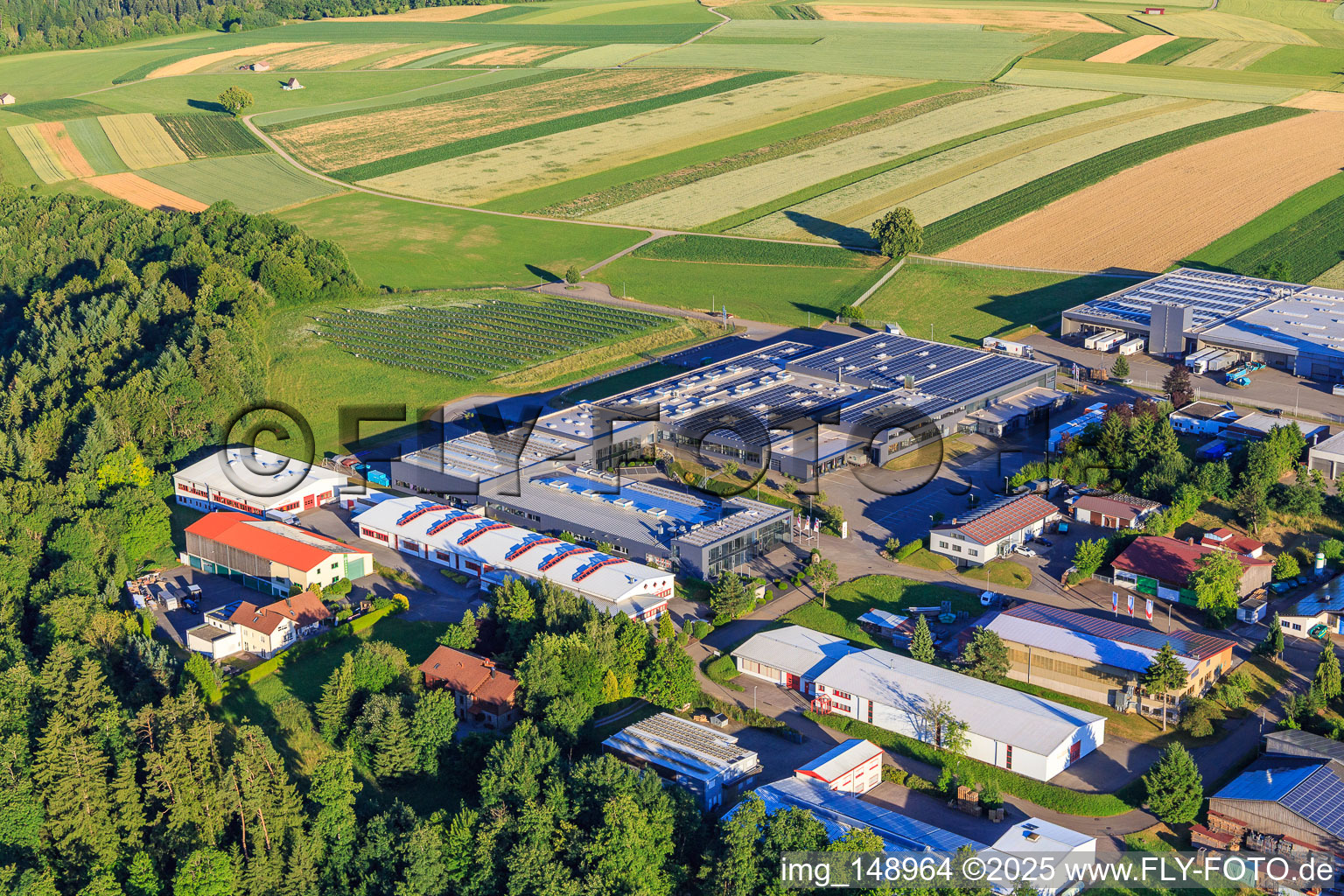 Industriegebiet Oberwiesachstraße mit ROHE Technology GmbH, Pewe Weidlich GmbH, SuperAlloy Manufaktur GmbH und Dobergo GmbH & Co. KG im Ortsteil Betzweiler in Loßburg im Bundesland Baden-Württemberg, Deutschland