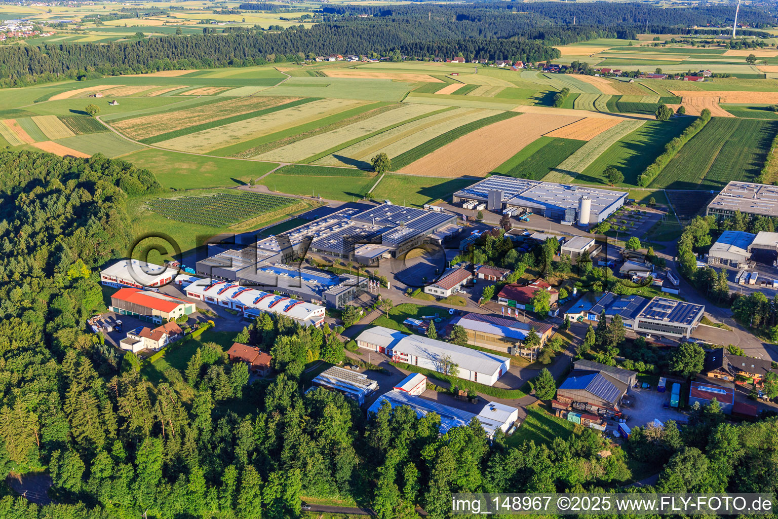 Luftbild von Industriegebiet Oberwiesachstraße mit ROHE Technology GmbH, Pewe Weidlich GmbH, SuperAlloy Manufaktur GmbH und Dobergo GmbH & Co. KG im Ortsteil Betzweiler in Loßburg im Bundesland Baden-Württemberg, Deutschland