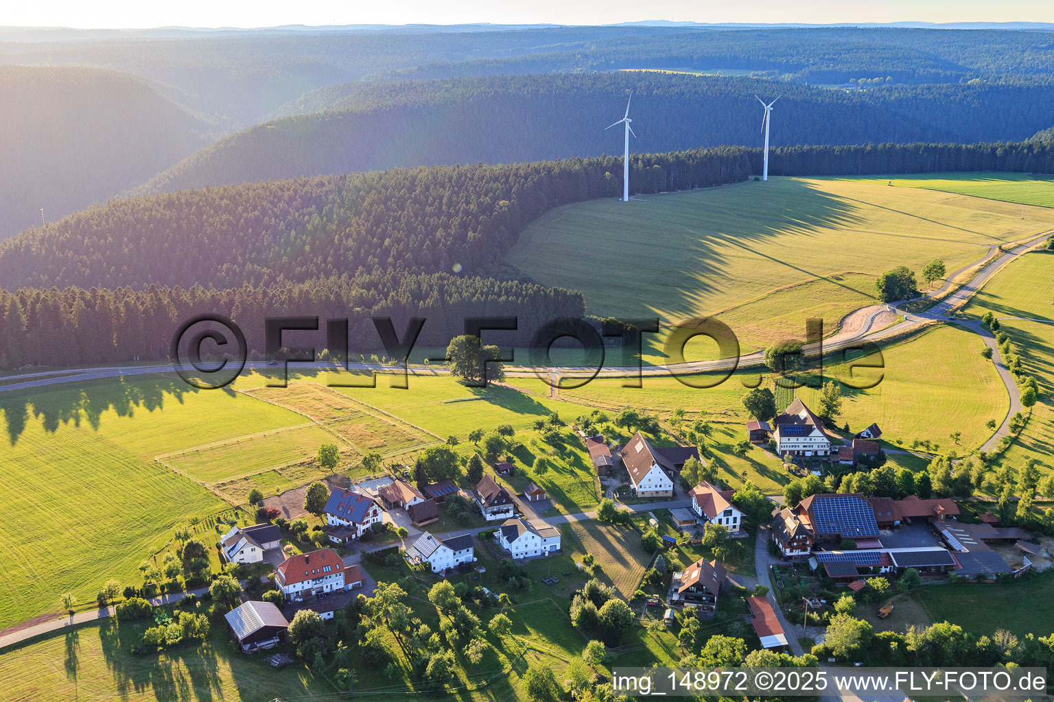Dorfansicht aus Osten mit zwei Windkraftanlagen im Ortsteil Äußerer Vogelsberg in Loßburg im Bundesland Baden-Württemberg, Deutschland