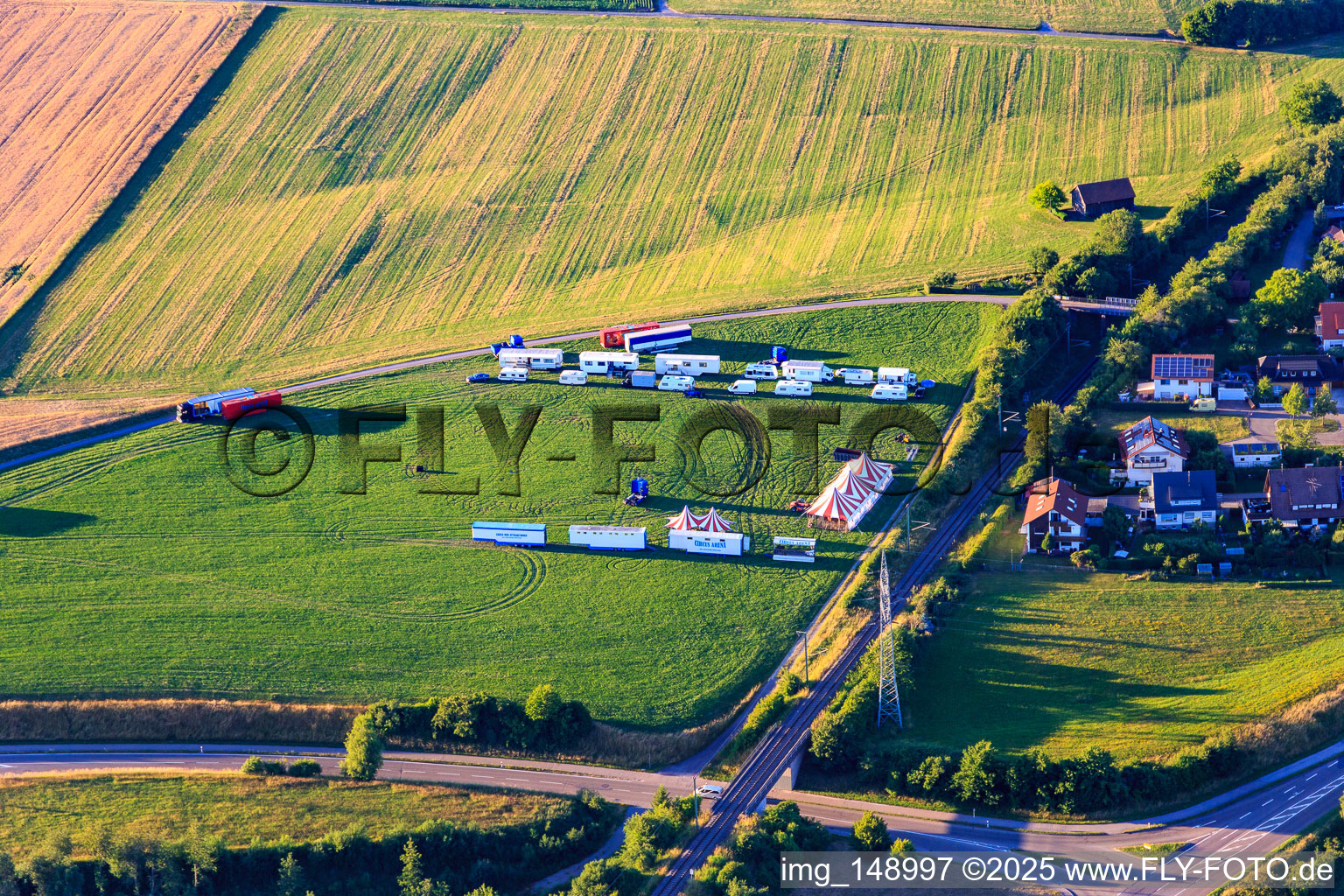 Aufbau des Circus Arena auf den Bärenwiesen im Ortsteil Wittlensweiler in Freudenstadt im Bundesland Baden-Württemberg, Deutschland