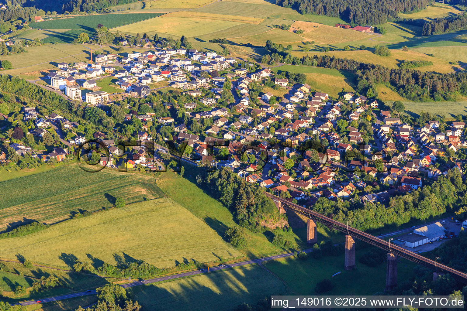 Dorfansicht hinterm Kübelbachviadukt für die Eisenbahn aus Westen im Ortsteil Aach in Dornstetten im Bundesland Baden-Württemberg, Deutschland
