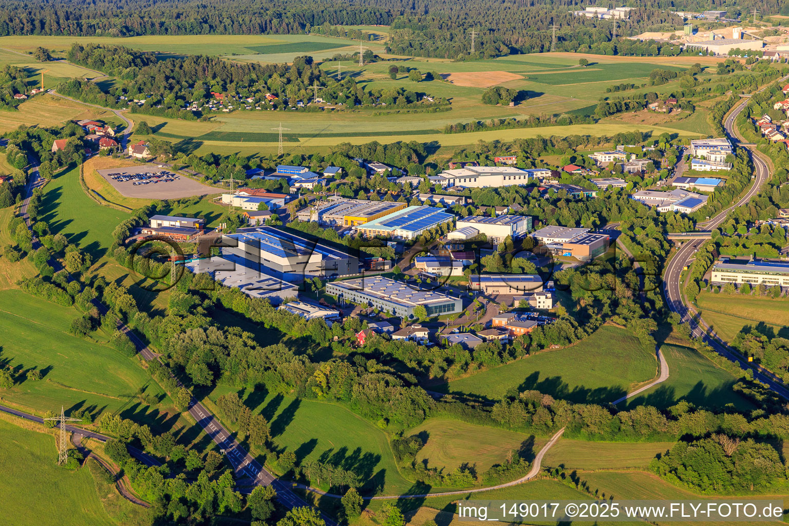 Industriegebiet Lise-Meitner-Straße mit Sülzle Stahlpartner GmbH, Druckerei  ITW Morlock GmbH, und Schwarz Systems GmbH Standort 02 in Dornstetten im Bundesland Baden-Württemberg, Deutschland