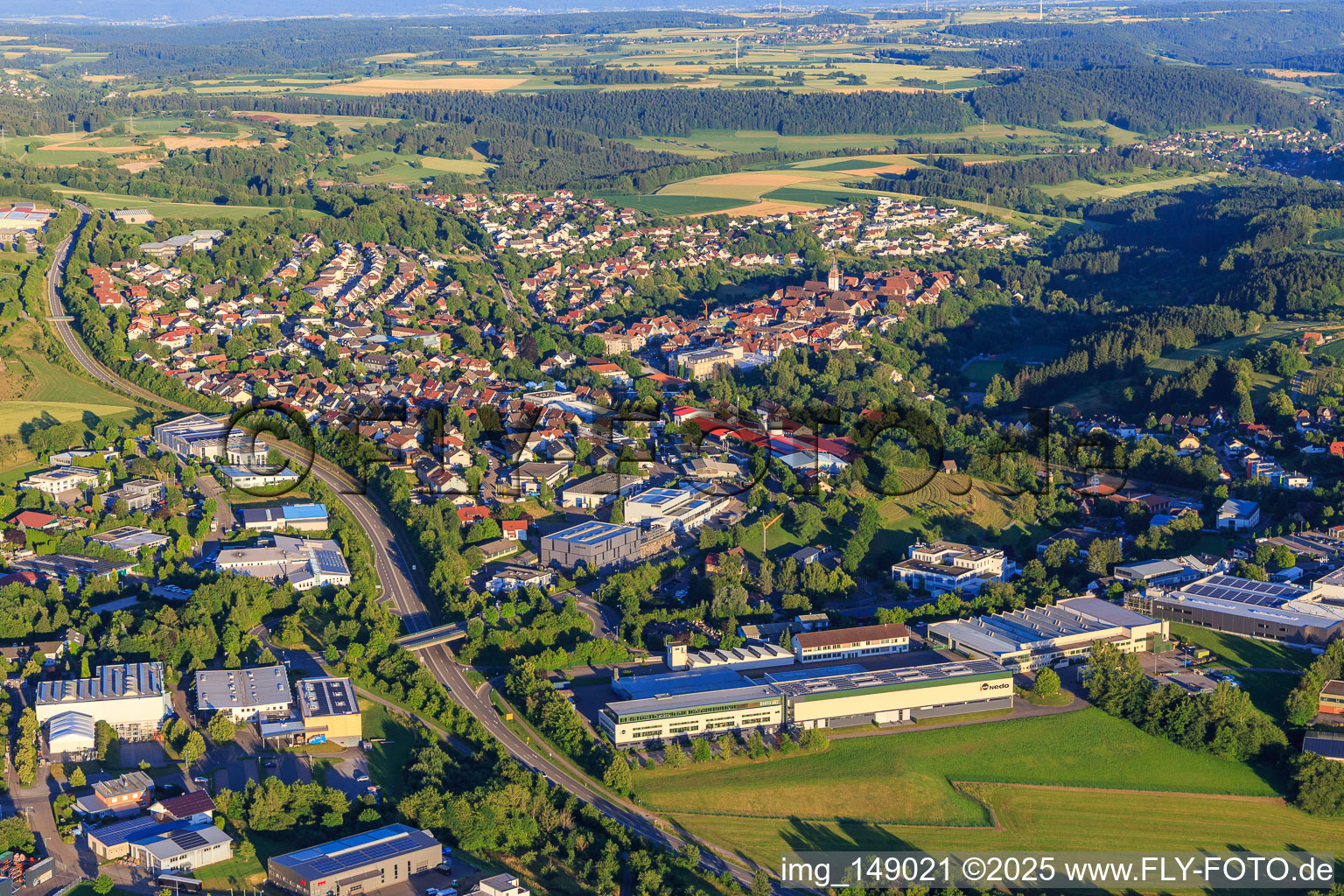 Stadtansicht aus Westen an der B28 in Dornstetten im Bundesland Baden-Württemberg, Deutschland